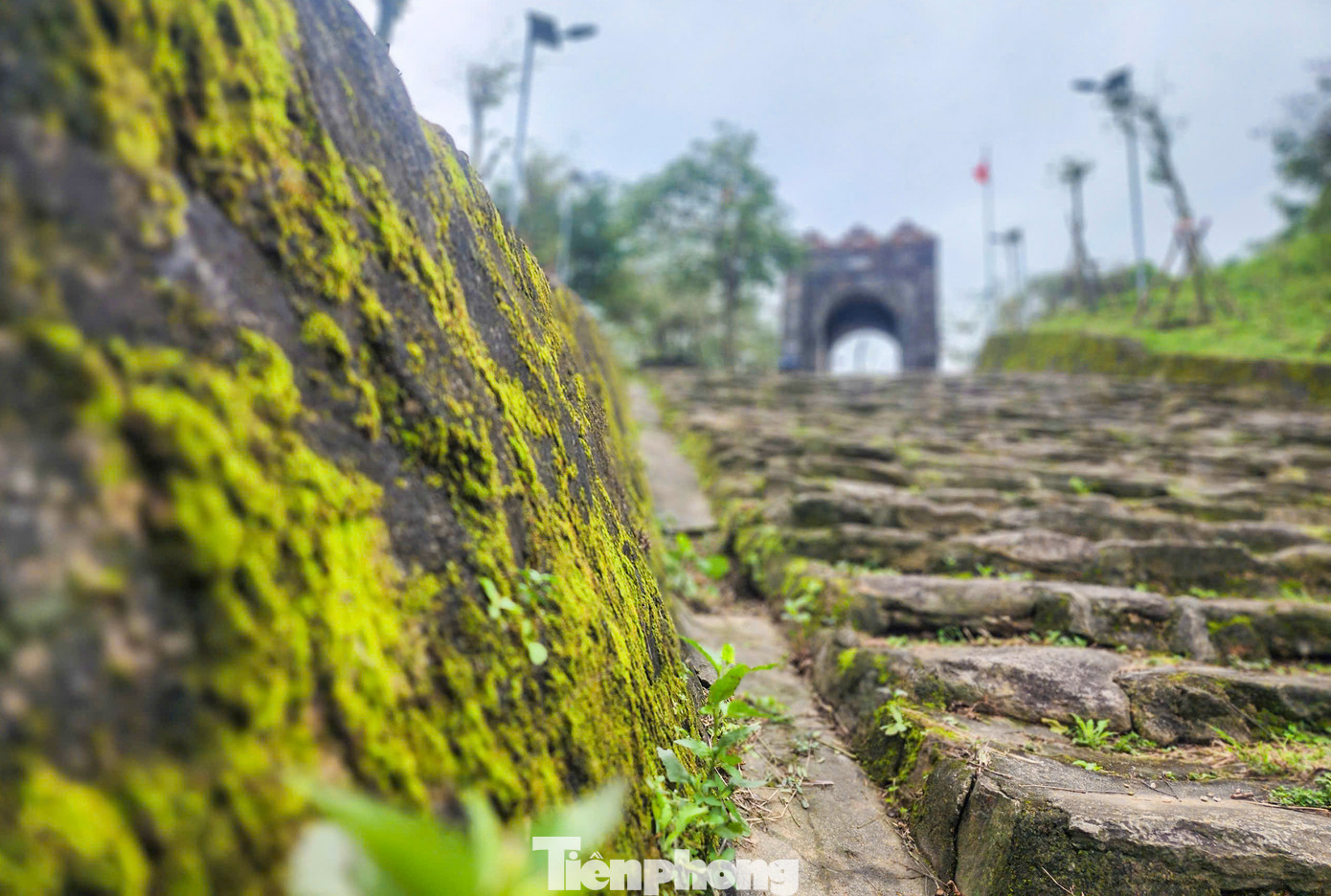 Hơn trăm năm qua, Hoành Sơn Quan vẫn giữ được nét kiến trúc cổ kính với nhiều dấu tích, chữ được khắc vào tường. Những kiến trúc nơi đây đã được rong rêu phủ kín.