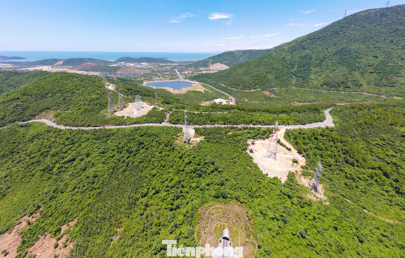 Quốc lộ 1A uốn lượn quanh Đèo Ngang với chiều dài khoảng 6 km kéo qua các triền núi dẫn vào di tích Hoành Sơn Quan (xã Kỳ Nam, thị xã Kỳ Anh, Hà Tĩnh). Vị trí này gần trùng khớp với ranh giới hai tỉnh Hà Tĩnh và Quảng Bình.