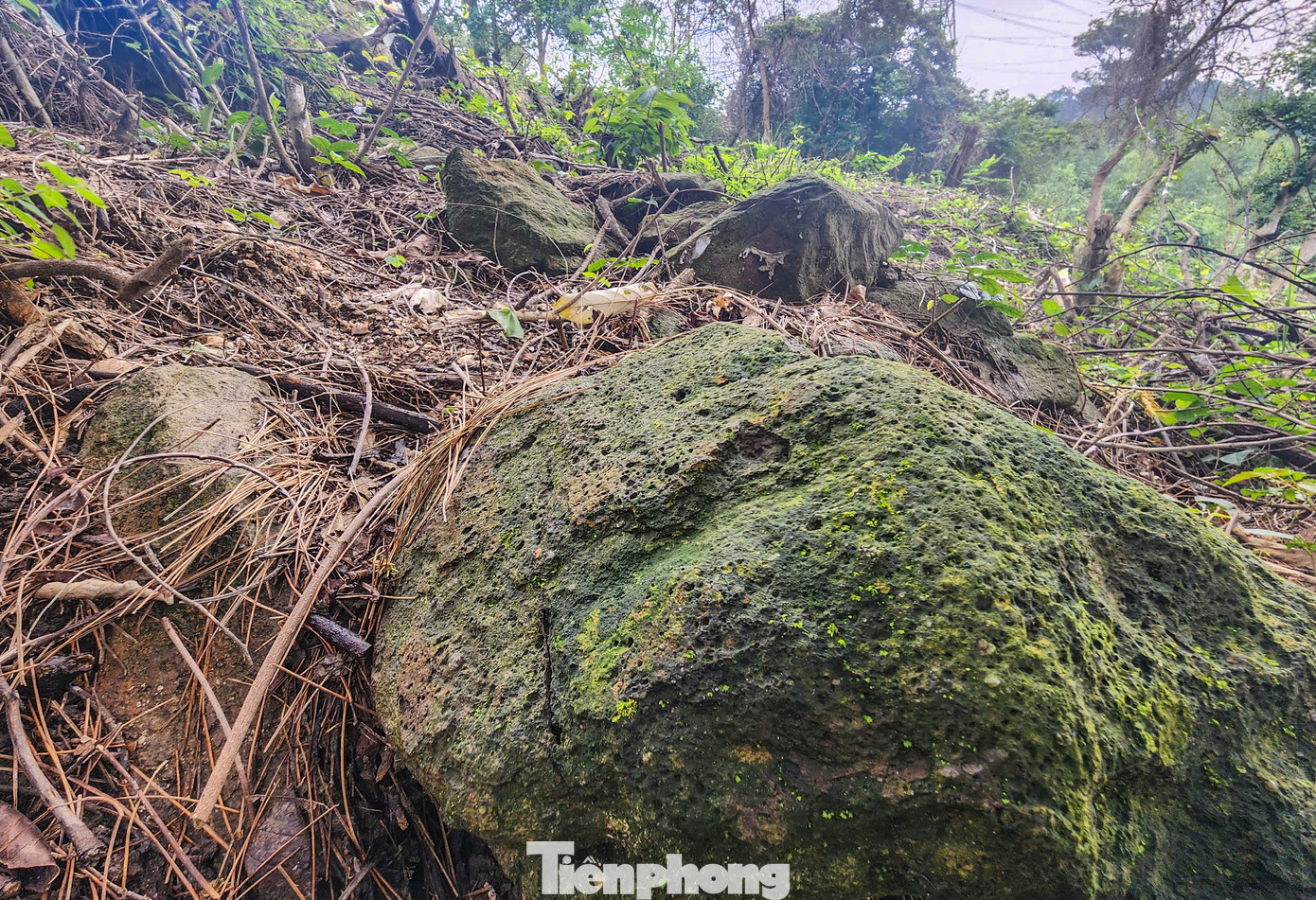 Tuyến đường có một số đoạn còn nguyên hiện trạng với các bậc đá cùng các ngôi mộ bằng đá, là lối đi được người xưa sử dụng để vượt Đèo Ngang trên hành trình “thiên lý Bắc - Nam”.