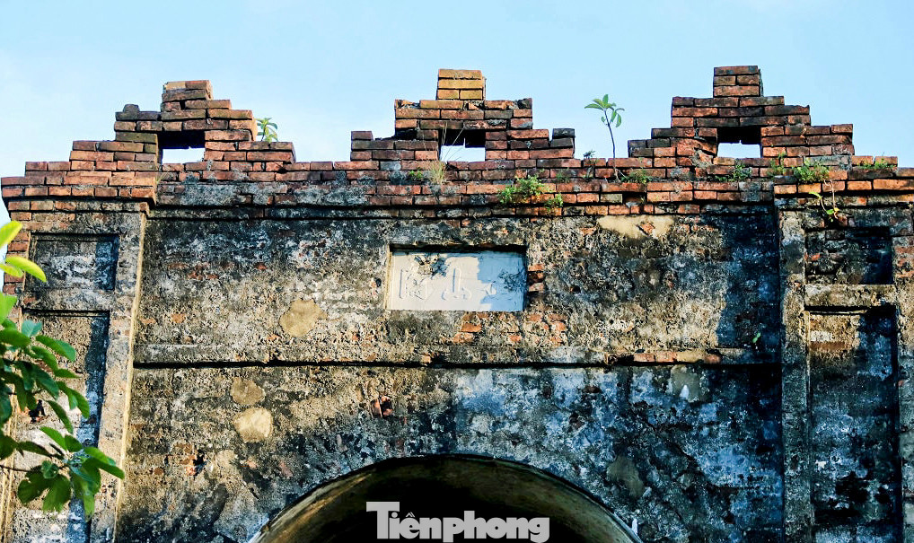 Tấm biển Hoành Sơn Quan khắc bằng chữ Hán (hình chữ nhật, màu trắng) đặt trên cổng vòm đá hướng ra phía Bắc.