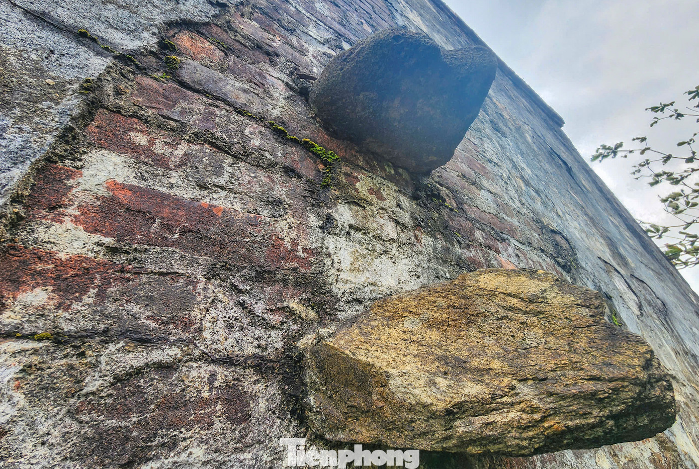 Hơn trăm năm qua, Hoành Sơn Quan vẫn giữ được nét kiến trúc cổ kính với nhiều dấu tích, chữ được khắc vào tường. Những kiến trúc nơi đây đã được rong rêu phủ kín.