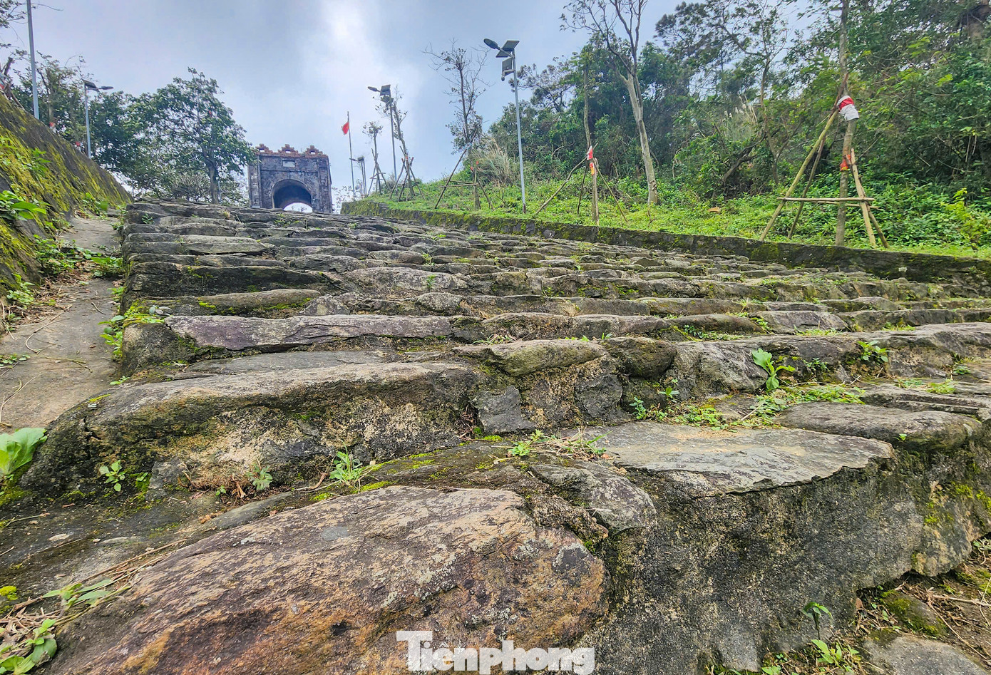 Theo sử sách, “cổng trời” Hoành Sơn Quan bằng gạch đá được xây vào năm 1833, thời vua Minh Mạng để kiểm soát việc qua đèo.