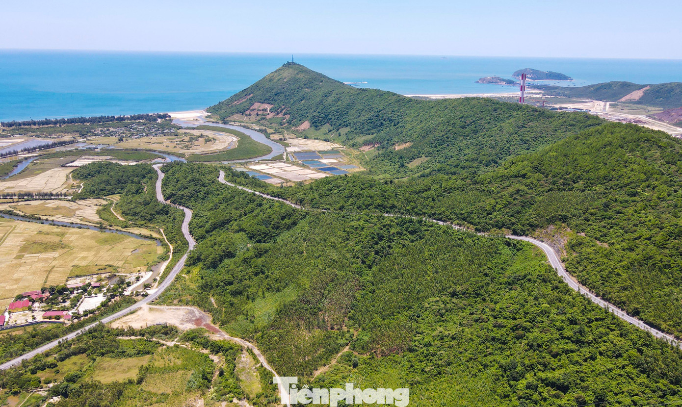 Từ Hoành Sơn Quan nhìn ra là vùng đất Kỳ Nam (thị xã Kỳ Anh, Hà Tĩnh), nơi có đồng ruộng, núi đồi, biển cả và quốc lộ 1A chạy qua.