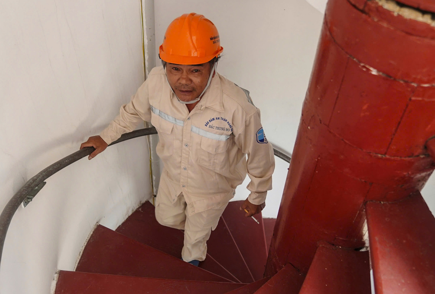 Mỗi ngày, các cán bộ trong trạm đều phải trực tiếp leo lên đỉnh tháp đèn cao gần 20 mét để kiểm tra hoạt động của hệ thống chiếu sáng. Việc lên xuống cầu thang sắt quanh co trong điều kiện thời tiết nắng nóng, gió lớn hay mưa phùn kéo dài là công việc diễn ra thường xuyên, đòi hỏi sự kiên trì và cẩn trọng tuyệt đối.