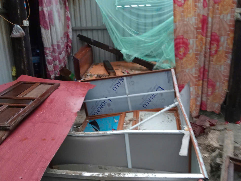 Nhà dân bị tốc mái, tài sản hư hỏng sau đợt mưa giông. Nhà dân bị tốc mái, tài sản hư hỏng sau đợt mưa giông.