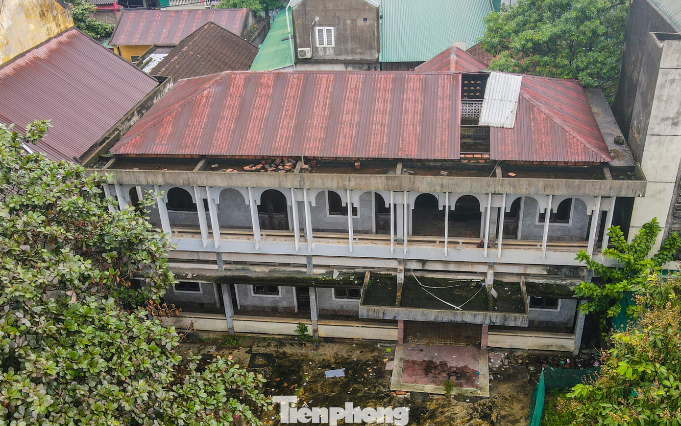 Cạnh đó là trụ sở làm việc cũ của Viện KSND huyện Cẩm Xuyên. Công trình này hiện cũng bị bỏ hoang nhiều năm, xuống cấp trầm trọng.