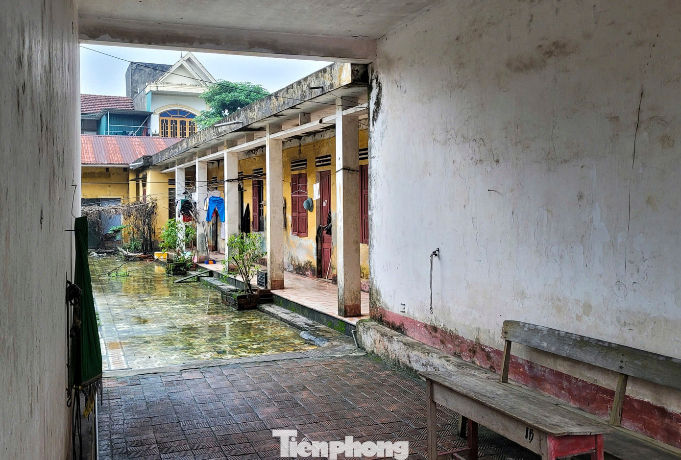 Một số dãy nhà phía sau các trụ sở được người dân vận dụng làm nơi sinh sống, để đồ dùng.