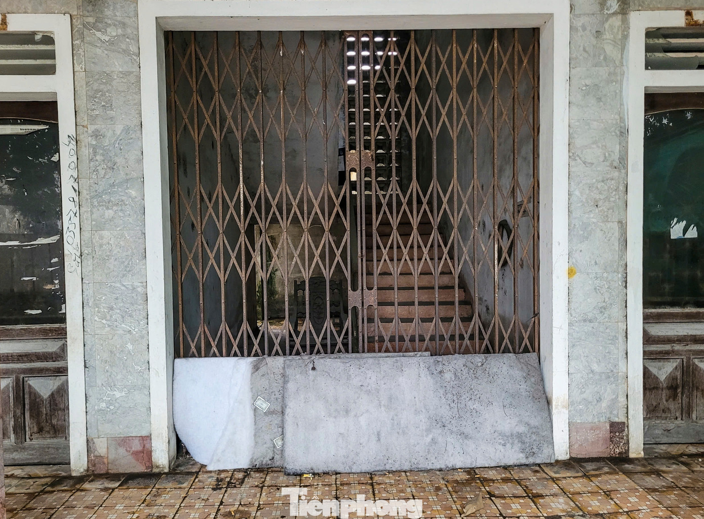 Ông Võ Tá Nhân - Trưởng phòng Tài chính - Kế hoạch huyện Cẩm Xuyên cho biết, trên địa bàn thị trấn Cẩm Xuyên đang còn 4 trụ sở công bị bỏ hoang. Hiện, trụ sở và khu đất Bảo hiểm xã hội huyện, Viện kiểm soát huyện đã bàn giao về địa phương. Huyện đang trình tỉnh xin phương án đấu giá, xử lý tài sản. Còn Trung tâm giáo dục thường xuyên - hướng nghiệp - dạy nghề đã đấu giá nhiều lần song không có người mua. Đối với trụ sở, Ban CHQS huyện Cẩm Xuyên, do đây là đất quốc phòng nên phải chờ bàn giao về địa phương mới có phương án xử lý.