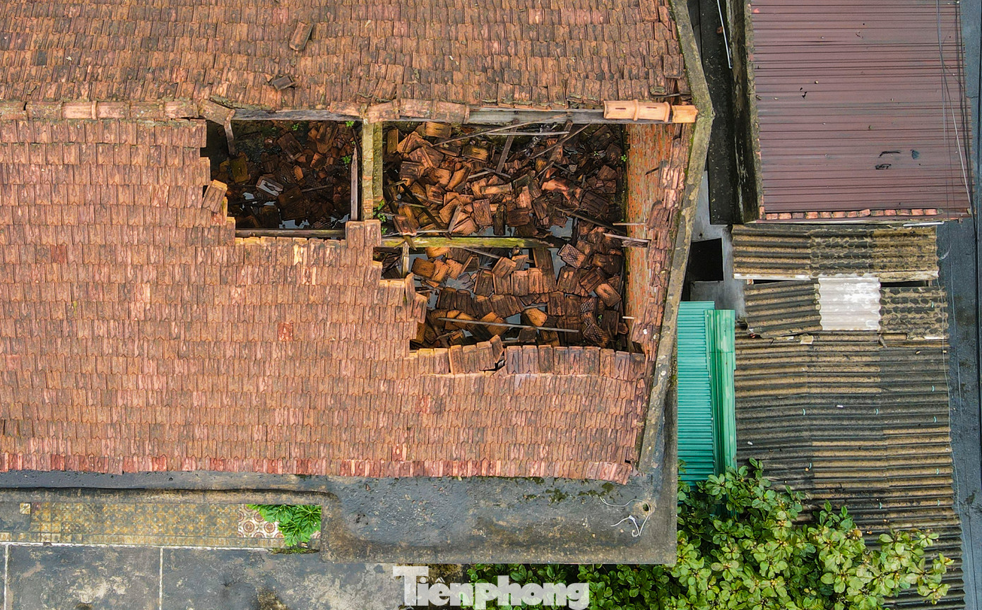 Trao đổi với PV Tiền Phong, đại diện Ban Chỉ huy Quân sự huyện Cẩm Xuyên cho biết, do khu vực này là đất quốc phòng nên sau khi chuyển đến trụ sở mới vào năm 2015, đơn vị đã báo cáo Quân khu 4 làm các thủ tục và đề nghị ngành chức năng chuyển trả về địa phương quản lý song đến nay chưa có kết quả. Sắp tới, đơn vị sẽ có giải pháp chỉnh trang lại khu vực nhằm đảm bảo mỹ quan đô thị.