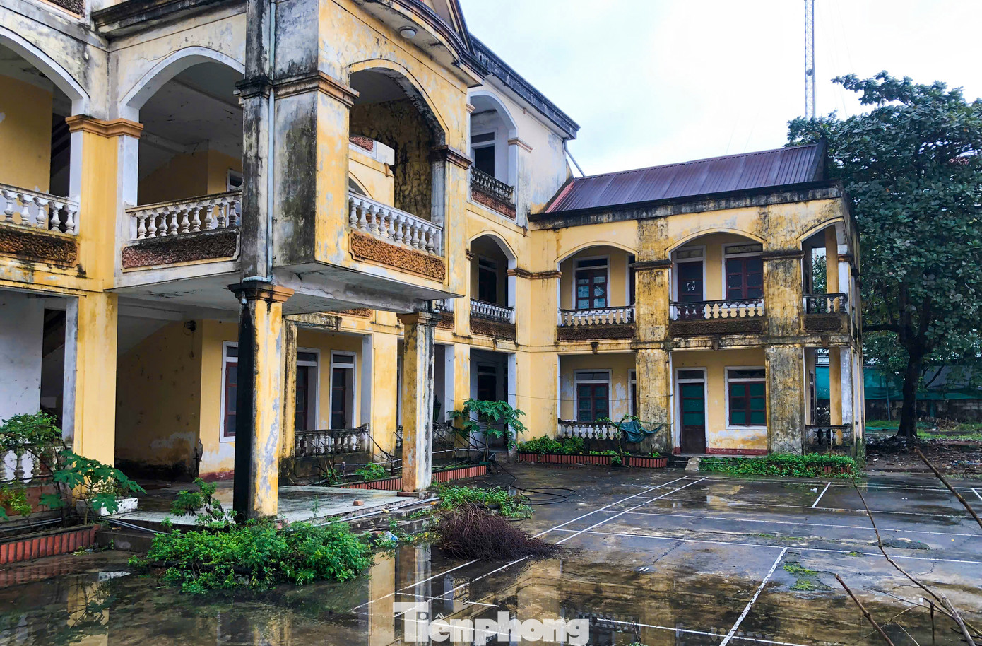 "Việc các trụ sở không còn sử dụng, bị bỏ hoang gây lãng phí, nhếch nhác”, một người dân thị trấn Cẩm Xuyên chia sẻ. Trong hình, nhiều hạng mục của dãy nhà đã dần xuống cấp, bong tróc, nguy cơ mất an toàn.
