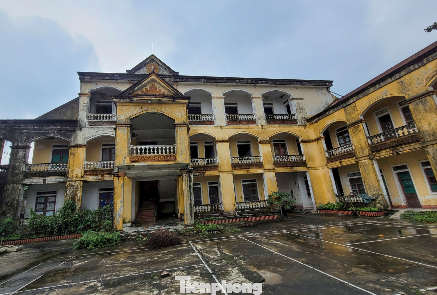 Theo ghi nhận, dọc hai bên đường Hà Huy Tập (Quốc lộ 1A qua thị trấn Cẩm Xuyên) cũng có một số trụ sở bỏ hoang và đang xuống cấp nghiêm trọng. Trong đó, có trụ sở cũ của Ban Chỉ huy Quân sự (CHQS) huyện Cẩm Xuyên.