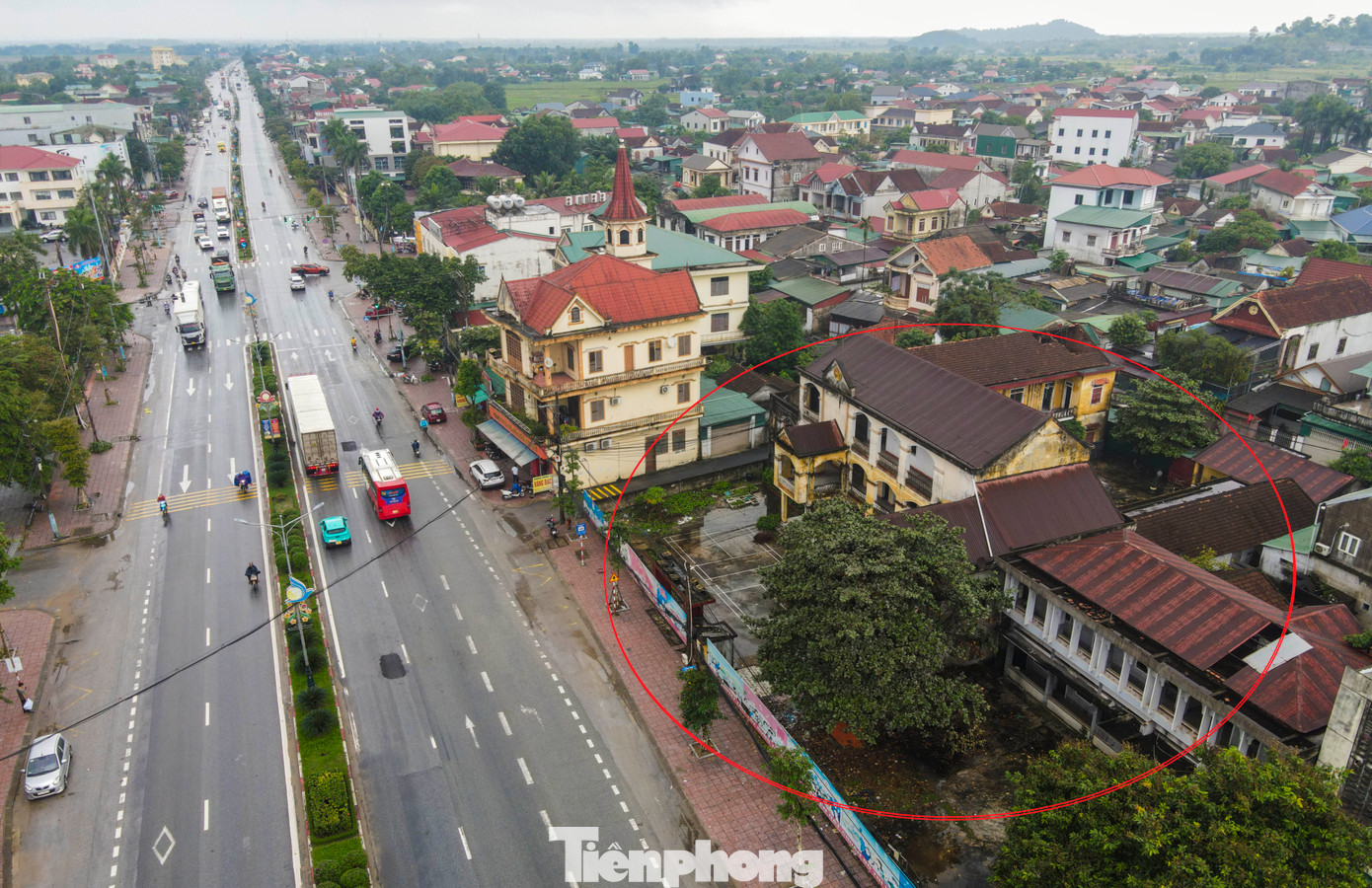 Nhiều năm qua, dọc Quốc lộ 1A đoạn qua thị trấn Cẩm Xuyên (huyện Cẩm Xuyên, Hà Tĩnh) có một số trụ sở công không còn sử dụng, đang trong tình trạng bị bỏ hoang gây lãng phí quỹ đất, mất mỹ quan đô thị.