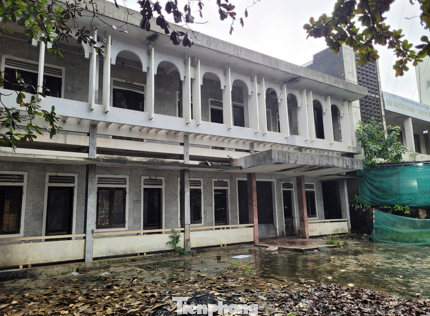 Ông Võ Tá Nhân - Trưởng phòng Tài chính - Kế hoạch huyện Cẩm Xuyên cho biết, trên địa bàn thị trấn Cẩm Xuyên đang còn 4 trụ sở công bị bỏ hoang. Hiện, trụ sở và khu đất Bảo hiểm xã hội huyện, Viện kiểm soát huyện đã bàn giao về địa phương. Huyện đang trình tỉnh xin phương án đấu giá, xử lý tài sản. Còn Trung tâm giáo dục thường xuyên - hướng nghiệp - dạy nghề đã đấu giá nhiều lần song không có người mua. Đối với trụ sở, Ban CHQS huyện Cẩm Xuyên, do đây là đất quốc phòng nên phải chờ bàn giao về địa phương mới có phương án xử lý.