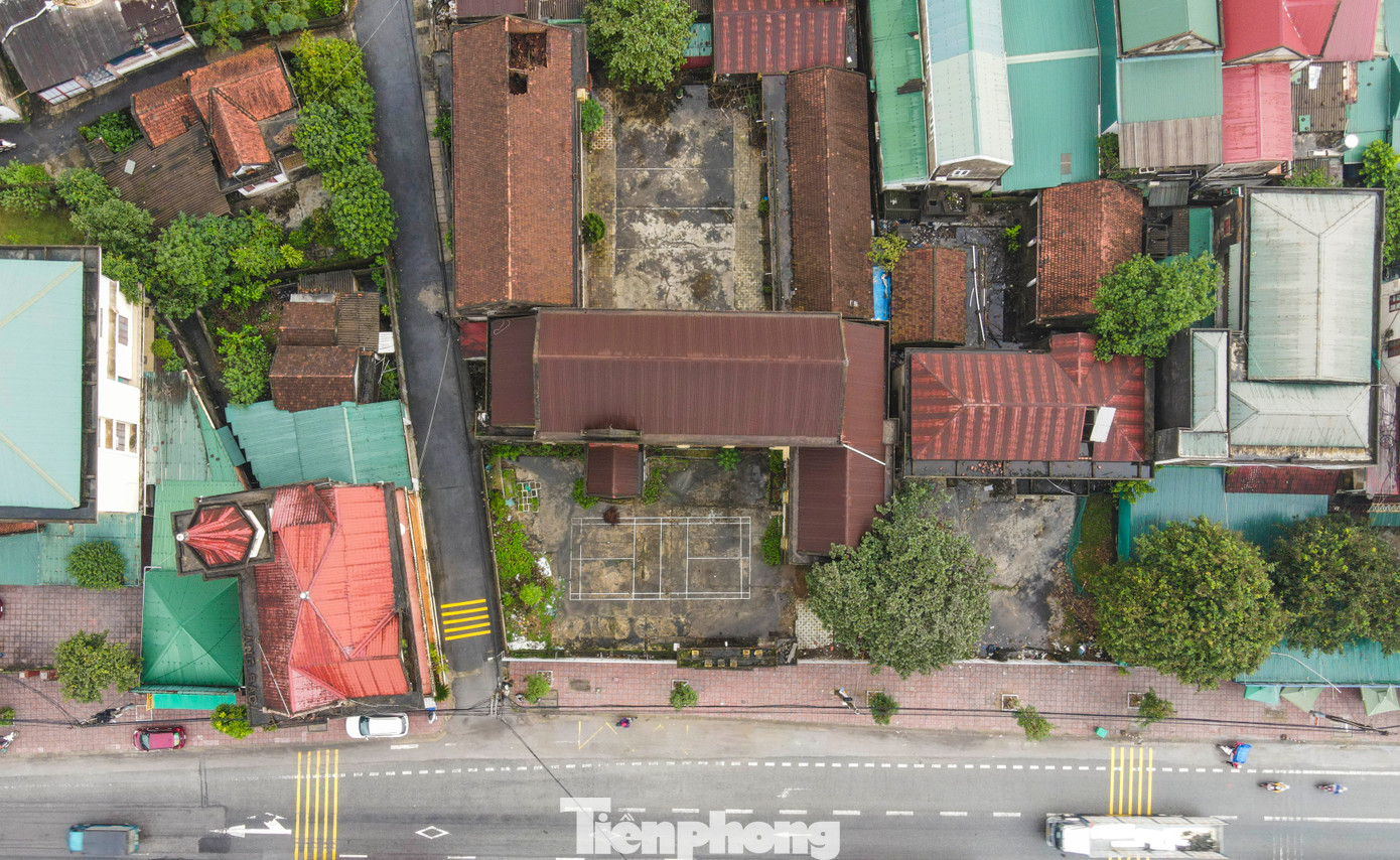 Lãnh đạo địa phương cho biết, từng nhiều lần đề xuất lên các cuộc tiếp xúc cử tri, cuộc họp hội đồng nhằm có hướng bàn giao các trụ sở công không sử dụng về địa phương quản lý. Tuy nhiên, việc xử lý gặp vướng mắc do các thủ tục, quy định nên còn chậm trễ dẫn đến việc bỏ hoang các trụ sở lâu dài.