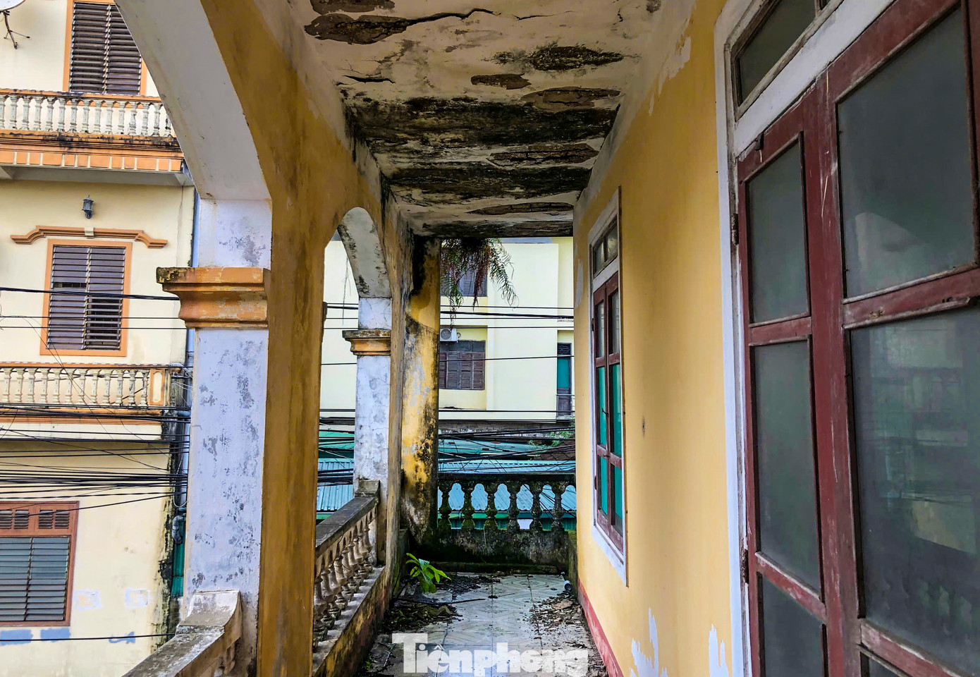 Năm 2015, Ban CHQS huyện Cẩm Xuyên chuyển đến trụ sở mới, cách vị trí cũ hơn 1km để làm việc. Toàn bộ cơ sở vật chất tại trụ sở cũ không còn sử dụng, bị bỏ hoang cho đến nay. Lâu ngày không sử dụng, nơi đây nhanh chóng xuống cấp, nhiều mảng trần bong ra, rêu xanh phủ kín.