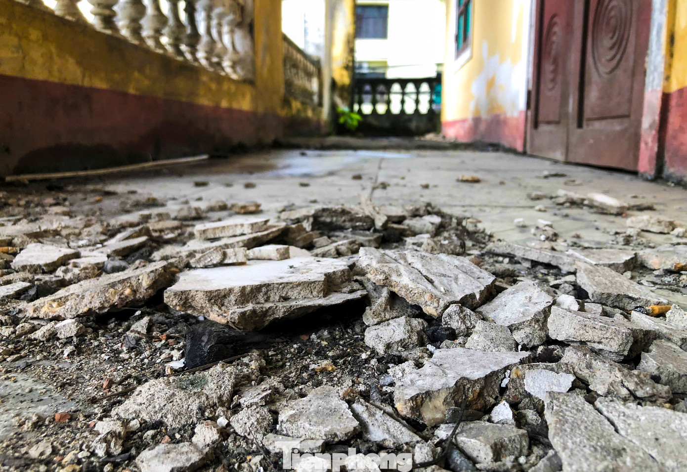 Ông Võ Tá Nhân - Trưởng phòng Tài chính - Kế hoạch huyện Cẩm Xuyên cho biết, trên địa bàn thị trấn Cẩm Xuyên đang còn 4 trụ sở công bị bỏ hoang. Hiện, trụ sở và khu đất Bảo hiểm xã hội huyện, Viện kiểm soát huyện đã bàn giao về địa phương. Huyện đang trình tỉnh xin phương án đấu giá, xử lý tài sản. Còn Trung tâm giáo dục thường xuyên - hướng nghiệp - dạy nghề đã đấu giá nhiều lần song không có người mua. Đối với trụ sở, Ban CHQS huyện Cẩm Xuyên, do đây là đất quốc phòng nên phải chờ bàn giao về địa phương mới có phương án xử lý.