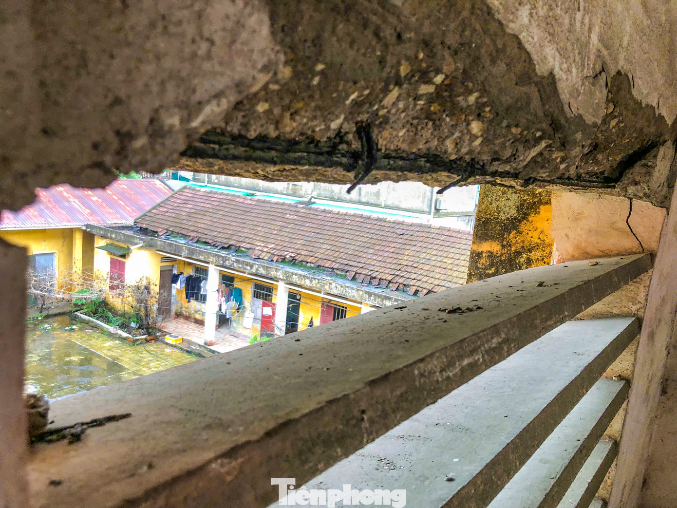 "Việc các trụ sở không còn sử dụng, bị bỏ hoang gây lãng phí, nhếch nhác”, một người dân thị trấn Cẩm Xuyên chia sẻ. Trong hình, nhiều hạng mục của dãy nhà đã dần xuống cấp, bong tróc, nguy cơ mất an toàn.