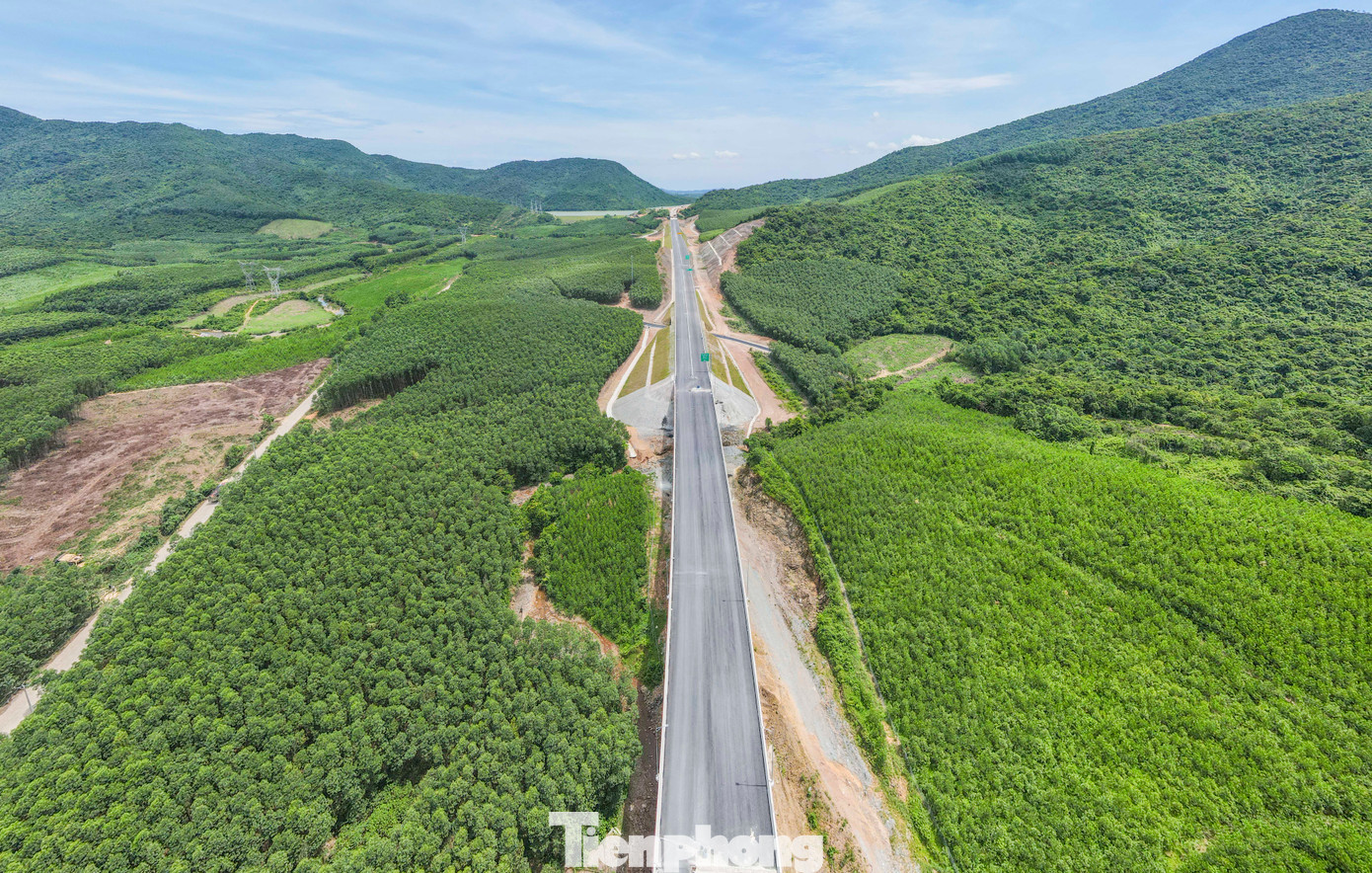 Nối tiếp đó là cầu số 4 và cầu số 5, tạo thành cung đường vượt thung lũng, xuyên qua núi rừng, dẫn tới hầm Đèo Bụt – hầm xuyên núi duy nhất trên tuyến cao tốc Bắc - Nam qua tỉnh Hà Tĩnh. Hiện các hạng mục cầu này đã hoàn thiện, đơn vị thực hiện dự án đã thảm nhựa mặt đường, lắp đặt biển báo, lan can. Nối tiếp đó là cầu số 4 và cầu số 5, tạo thành cung đường vượt thung lũng, xuyên qua núi rừng, dẫn tới hầm Đèo Bụt – hầm xuyên núi duy nhất trên tuyến cao tốc Bắc - Nam qua tỉnh Hà Tĩnh. Hiện các hạng mục cầu này đã hoàn thiện, đơn vị thực hiện dự án đã thảm nhựa mặt đường, lắp đặt biển báo, lan can.