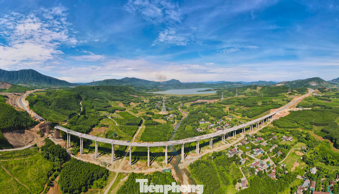 Với chiều dài hơn 55km, tuyến cao tốc này đi qua gần 13km địa phận Hà Tĩnh và hơn 42km thuộc tỉnh Quảng Bình. Đặc biệt, đoạn qua huyện Kỳ Anh và thị xã Kỳ Anh (Hà Tĩnh) nổi bật với nhiều đoạn xuyên đồi, vượt núi, bắc qua lòng hồ, tạo nên những khung cảnh hùng vĩ. Với chiều dài hơn 55km, tuyến cao tốc này đi qua gần 13km địa phận Hà Tĩnh và hơn 42km thuộc tỉnh Quảng Bình. Đặc biệt, đoạn qua huyện Kỳ Anh và thị xã Kỳ Anh (Hà Tĩnh) nổi bật với nhiều đoạn xuyên đồi, vượt núi, bắc qua lòng hồ, tạo nên những khung cảnh hùng vĩ.