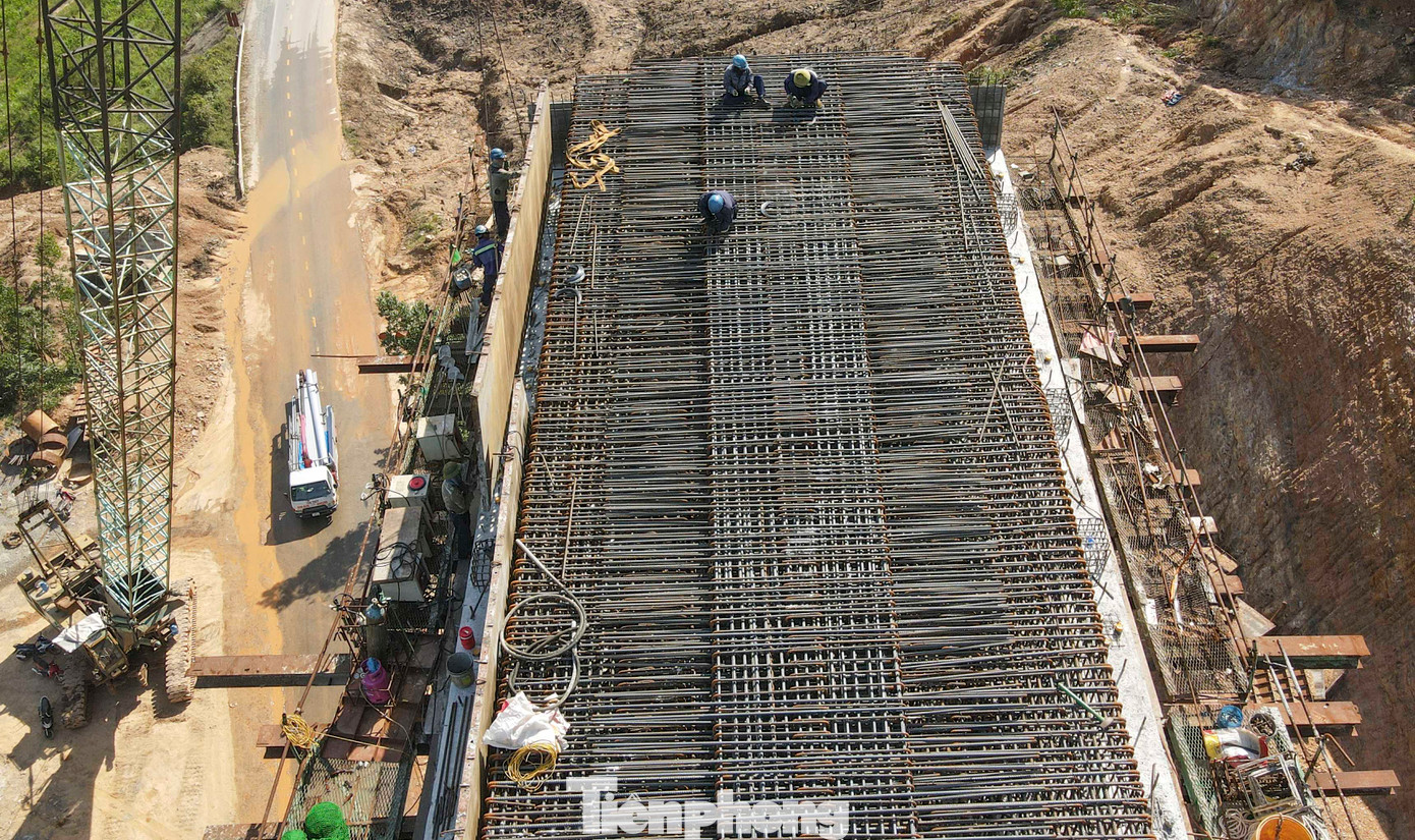 “Nắng nóng, gió Lào mạnh càng khiến việc thi công trên công trường vất vả hơn bao giờ hết nhưng công nhân chúng tôi cố gắng hoàn thành công việc được giao, sớm đưa dự án về đích. Chúng tôi cũng rất tự hào khi được góp chút sức lực nhỏ trong việc xây dựng một công trình giao thông trọng điểm”, anh Lê Minh Thông (46 tuổi, quê Hà Tĩnh) đang thi công cầu số 1 chia sẻ. Trong ảnh, công nhân “vượt nắng” thi công cầu số 1. “Nắng nóng, gió Lào mạnh càng khiến việc thi công trên công trường vất vả hơn bao giờ hết nhưng công nhân chúng tôi cố gắng hoàn thành công việc được giao, sớm đưa dự án về đích. Chúng tôi cũng rất tự hào khi được góp chút sức lực nhỏ trong việc xây dựng một công trình giao thông trọng điểm”, anh Lê Minh Thông (46 tuổi, quê Hà Tĩnh) đang thi công cầu số 1 chia sẻ. Trong ảnh, công nhân “vượt nắng” thi công cầu số 1.