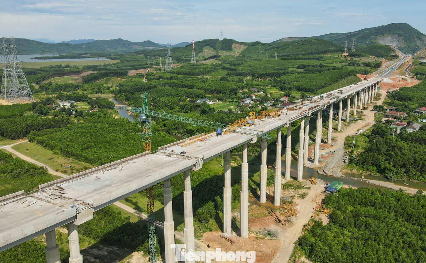 Dọc theo tuyến cao tốc, nhiều cầu cạn quy mô lớn đã được xây dựng. Điển hình là cầu số 1, nằm trên địa bàn xã Kỳ Hoa (thị xã Kỳ Anh), với tổng giá trị đầu tư khoảng 300 tỷ đồng. Cây cầu dài gần 1km này nối liền hai quả đồi, bắc qua một thung lũng có địa hình lòng chảo hiểm trở. Dọc theo tuyến cao tốc, nhiều cầu cạn quy mô lớn đã được xây dựng. Điển hình là cầu số 1, nằm trên địa bàn xã Kỳ Hoa (thị xã Kỳ Anh), với tổng giá trị đầu tư khoảng 300 tỷ đồng. Cây cầu dài gần 1km này nối liền hai quả đồi, bắc qua một thung lũng có địa hình lòng chảo hiểm trở.