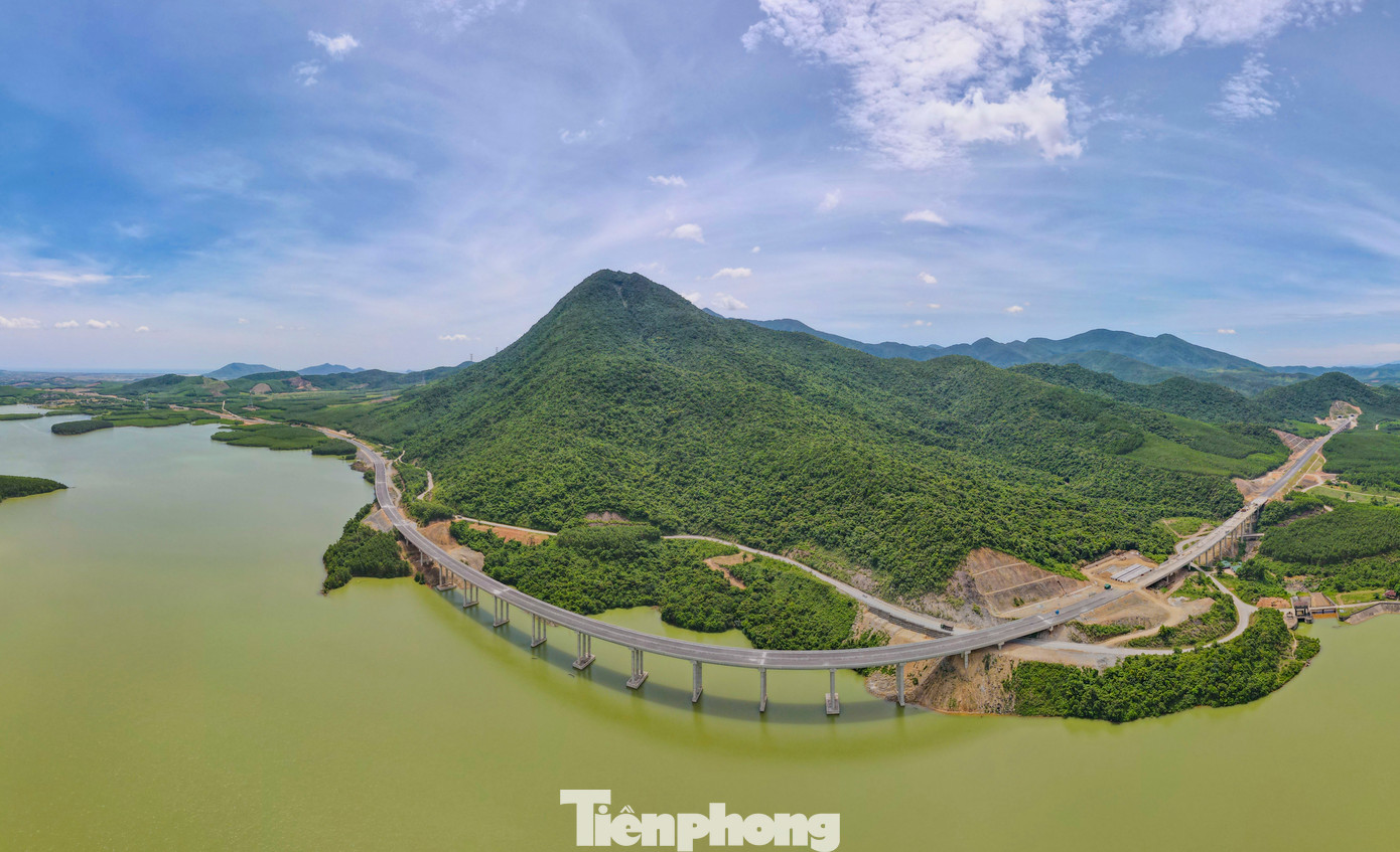 Tiếp đó là cầu cạn số 2 và số 3, được xây dựng uốn lượn mềm mại ven hồ chứa nước Kim Sơn (sức chứa 17,5 triệu m3 nước), thuộc địa phận xã Kỳ Hoa (thị xã Kỳ Anh) Tiếp đó là cầu cạn số 2 và số 3, được xây dựng uốn lượn mềm mại ven hồ chứa nước Kim Sơn (sức chứa 17,5 triệu m3 nước), thuộc địa phận xã Kỳ Hoa (thị xã Kỳ Anh)