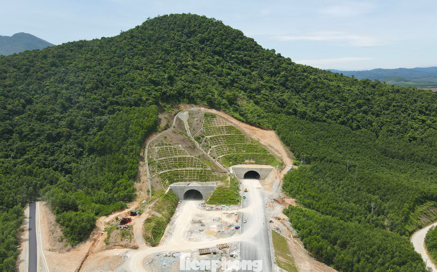 Công trình hầm Đèo Bụt, thuộc địa phận hai xã Kỳ Hoa (thị xã Kỳ Anh) và Kỳ Lạc (huyện Kỳ Anh), có chiều dài gần 1km và tổng mức đầu tư hơn 1.100 tỷ đồng. Đây là hầm đường bộ duy nhất trong tổng chiều dài hơn 107km tuyến cao tốc Bắc - Nam phía Đông đi qua tỉnh Hà Tĩnh. Công trình hầm Đèo Bụt, thuộc địa phận hai xã Kỳ Hoa (thị xã Kỳ Anh) và Kỳ Lạc (huyện Kỳ Anh), có chiều dài gần 1km và tổng mức đầu tư hơn 1.100 tỷ đồng. Đây là hầm đường bộ duy nhất trong tổng chiều dài hơn 107km tuyến cao tốc Bắc - Nam phía Đông đi qua tỉnh Hà Tĩnh.