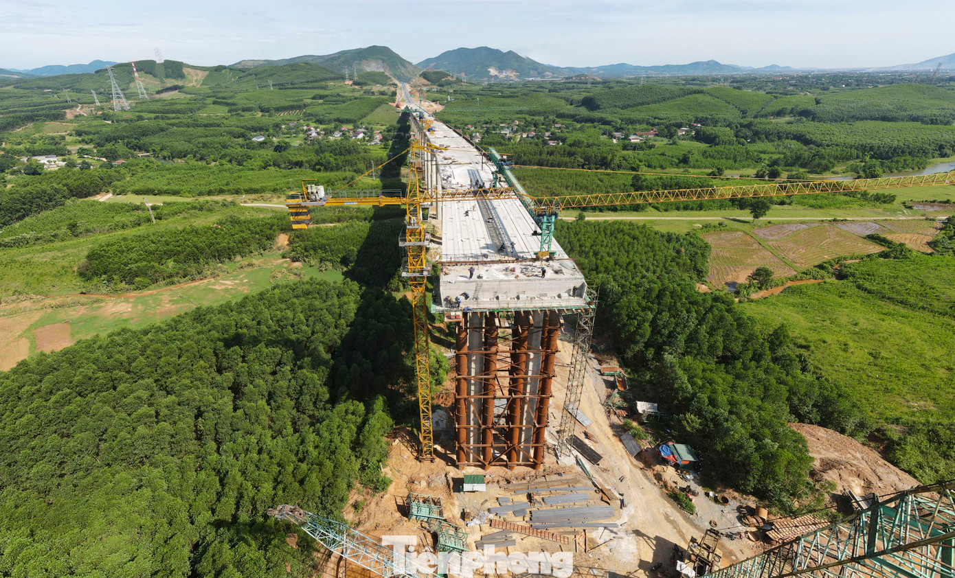 Đại diện Công ty CP 479 Hòa Bình - đơn vị thực hiện dự án cho biết, công nhân đang tập trung thi công 2 nhịp cầu còn lại. Đơn vị cũng huy động công nhân, máy móc, tăng ca, tăng kíp, sớm hoàn thiện phần kết cấu chính cầu, đảm bảo thông xe vào cuối tháng 6 này. Đại diện Công ty CP 479 Hòa Bình - đơn vị thực hiện dự án cho biết, công nhân đang tập trung thi công 2 nhịp cầu còn lại. Đơn vị cũng huy động công nhân, máy móc, tăng ca, tăng kíp, sớm hoàn thiện phần kết cấu chính cầu, đảm bảo thông xe vào cuối tháng 6 này.