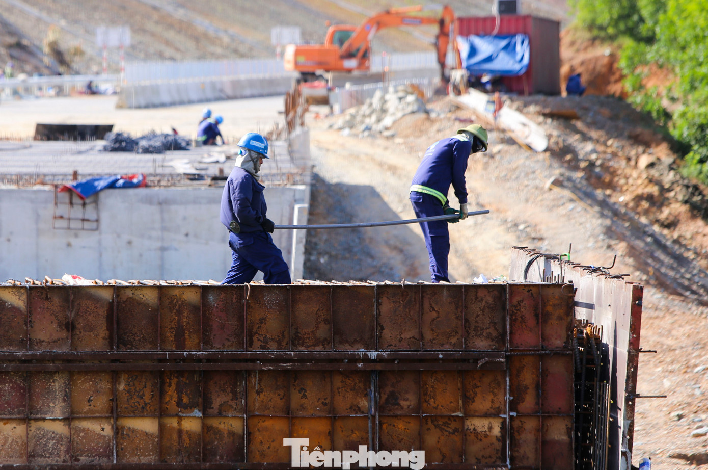 “Nắng nóng, gió Lào mạnh càng khiến việc thi công trên công trường vất vả hơn bao giờ hết nhưng công nhân chúng tôi cố gắng hoàn thành công việc được giao, sớm đưa dự án về đích. Chúng tôi cũng rất tự hào khi được góp chút sức lực nhỏ trong việc xây dựng một công trình giao thông trọng điểm”, anh Lê Minh Thông (46 tuổi, quê Hà Tĩnh) đang thi công cầu số 1 chia sẻ. Trong ảnh, công nhân “vượt nắng” thi công cầu số 1. “Nắng nóng, gió Lào mạnh càng khiến việc thi công trên công trường vất vả hơn bao giờ hết nhưng công nhân chúng tôi cố gắng hoàn thành công việc được giao, sớm đưa dự án về đích. Chúng tôi cũng rất tự hào khi được góp chút sức lực nhỏ trong việc xây dựng một công trình giao thông trọng điểm”, anh Lê Minh Thông (46 tuổi, quê Hà Tĩnh) đang thi công cầu số 1 chia sẻ. Trong ảnh, công nhân “vượt nắng” thi công cầu số 1.