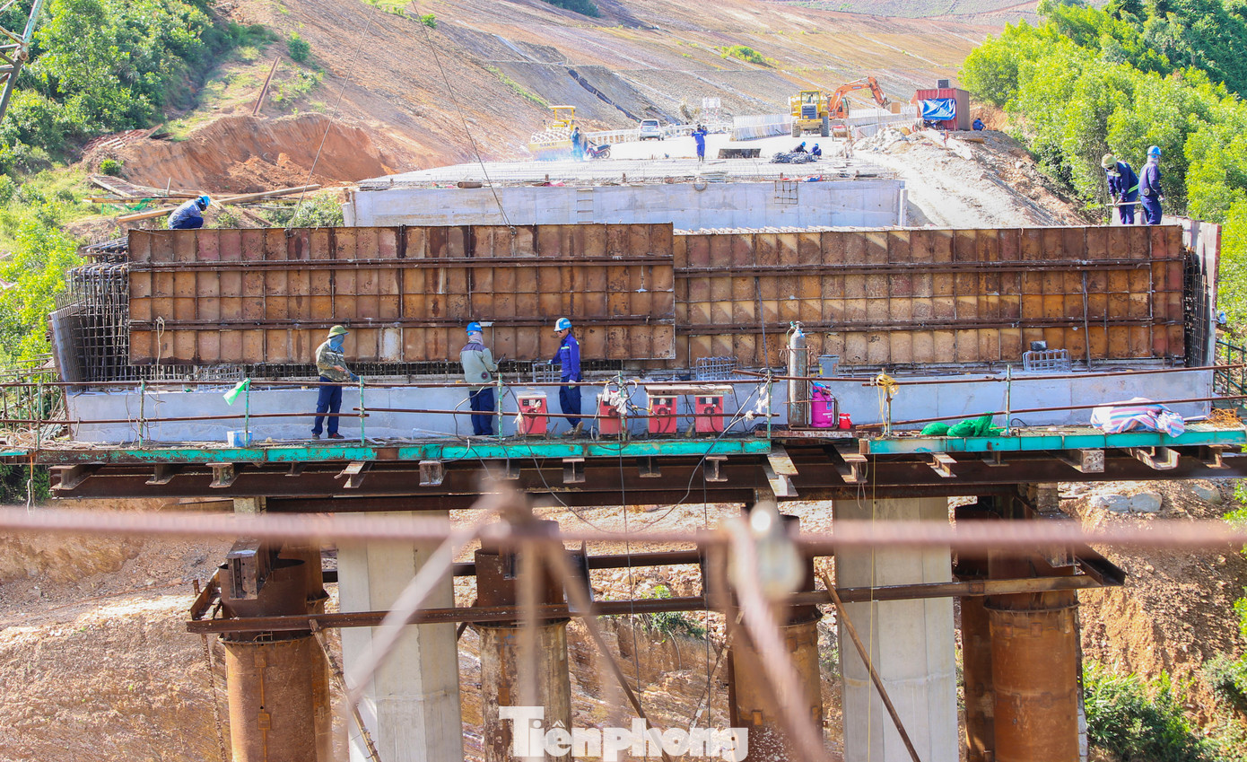 Công nhân thi công tại dự án cao tốc Vũng Áng - Bùng đang cố gắng vượt qua thời tiết khắc nghiệt. Trong ảnh là công trường cầu số 1 đang thi công, nỗ lực về đích đúng hẹn.