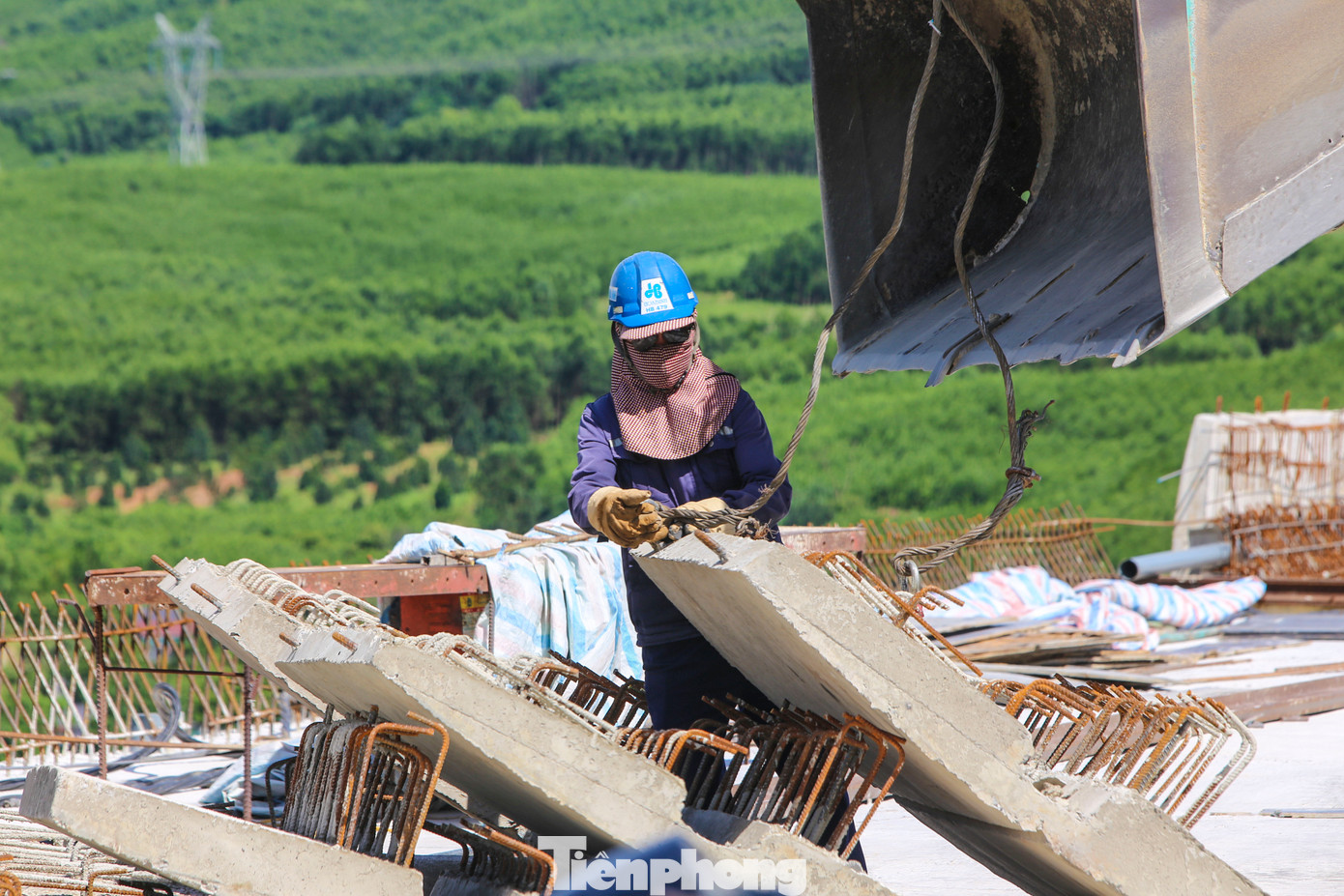 Do nắng nóng tại Hà Tĩnh thời điểm này khá gay gắt khiến công nhân thi công dễ mất nước. Họ phải bịt kín mặt mũi, sử dụng áo điều hòa và tiếp nước liên tục. Do nắng nóng tại Hà Tĩnh thời điểm này khá gay gắt khiến công nhân thi công dễ mất nước. Họ phải bịt kín mặt mũi, sử dụng áo điều hòa và tiếp nước liên tục.