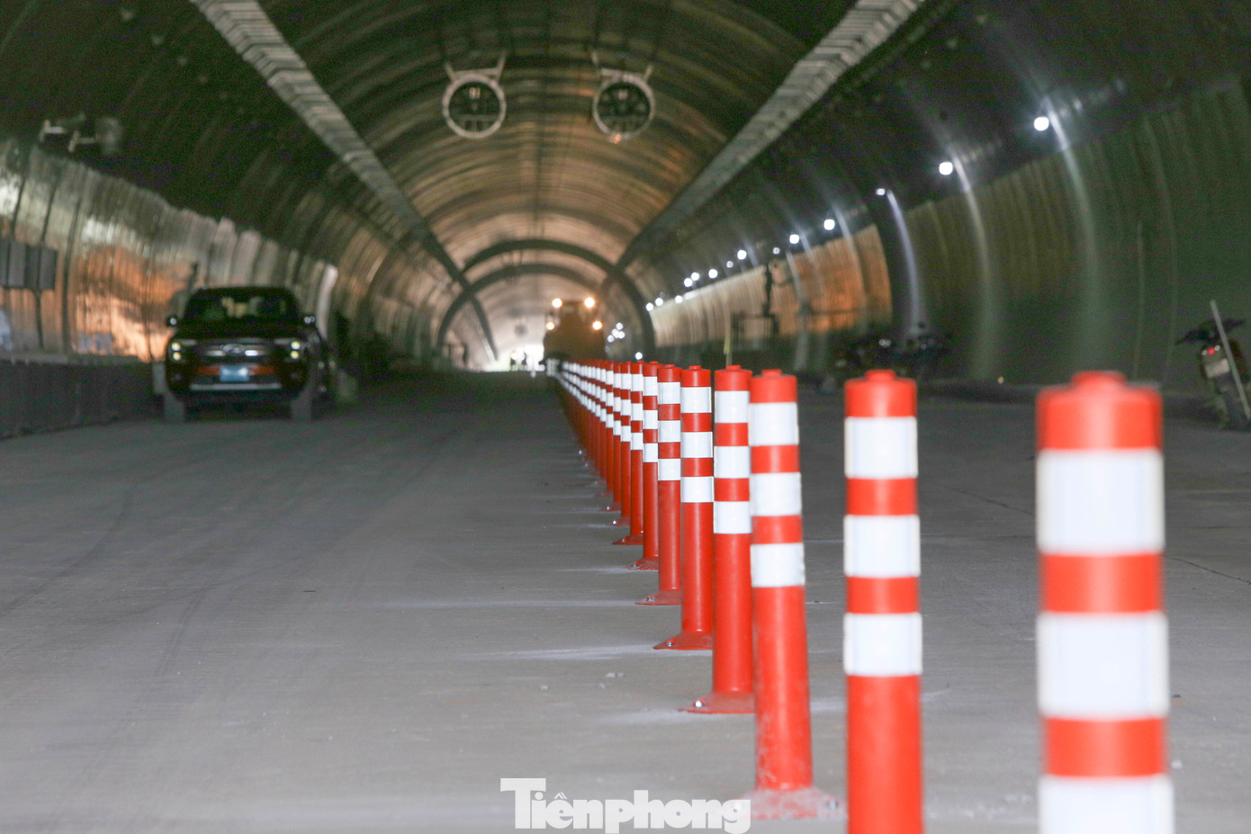 Hệ thống cọc tiêu phản quang phân làn bên trong hầm Đèo Bụt cũng đã được lắp đặt. Hệ thống cọc tiêu phản quang phân làn bên trong hầm Đèo Bụt cũng đã được lắp đặt.