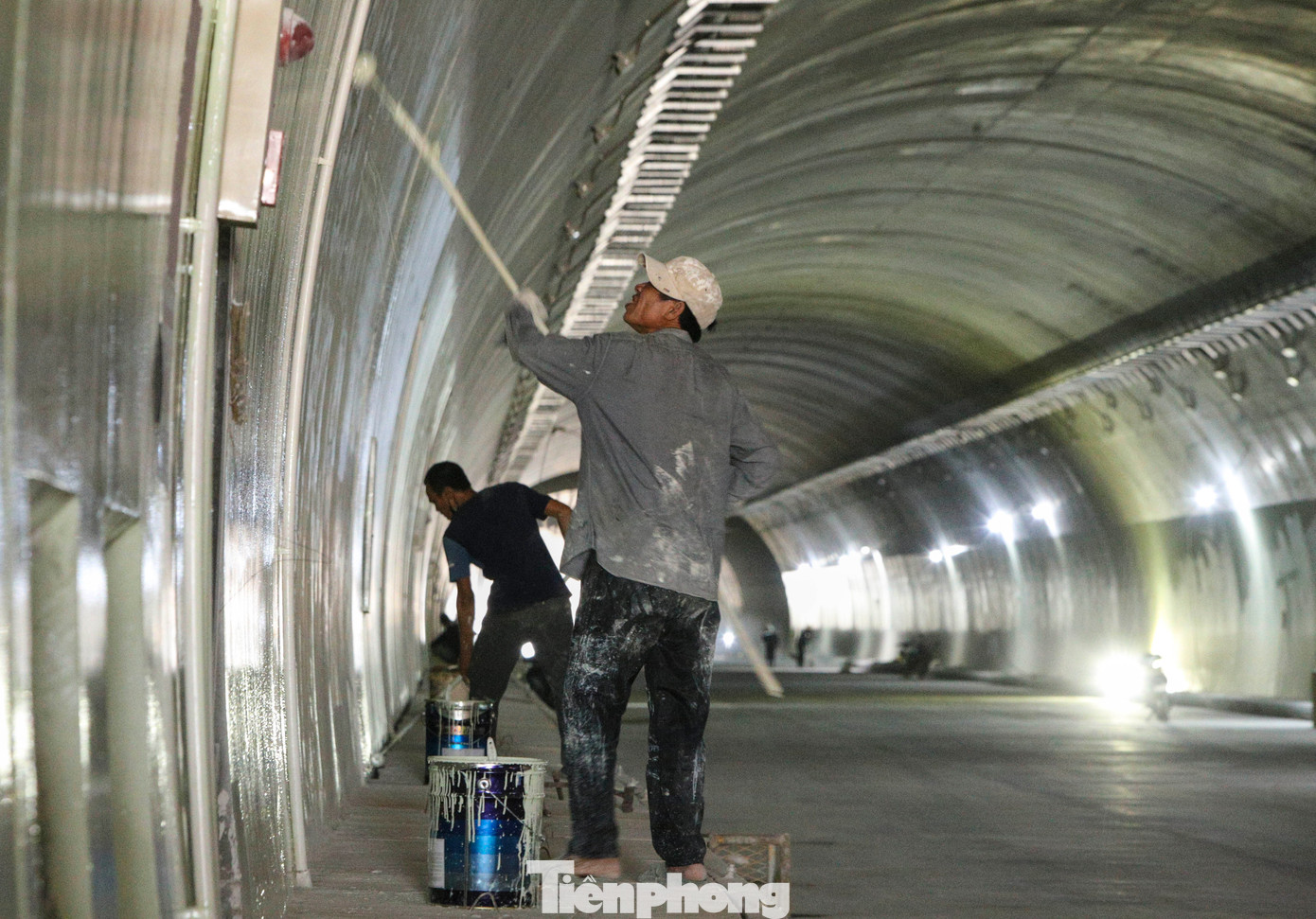 Công nhân đang sơn mặt tường bên trong hầm. Công nhân đang sơn mặt tường bên trong hầm.