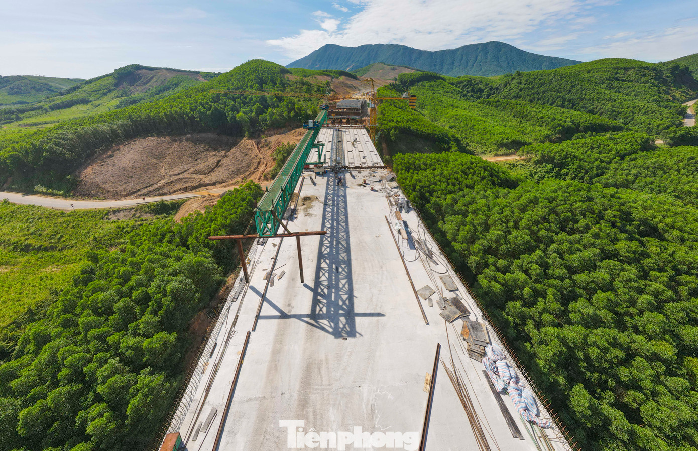 Cầu số 1 gồm 22 nhịp, với những trụ cầu cao từ 30-50m, được đánh giá là một trong những hạng mục thi công phức tạp nhất trên toàn tuyến Vũng Áng - Bùng. Để đảm bảo tiến độ, hàng trăm công nhân đã được nhà thầu huy động làm việc liên tục nhiều ca, kíp, bất chấp thời tiết khắc nghiệt. Cầu số 1 gồm 22 nhịp, với những trụ cầu cao từ 30-50m, được đánh giá là một trong những hạng mục thi công phức tạp nhất trên toàn tuyến Vũng Áng - Bùng. Để đảm bảo tiến độ, hàng trăm công nhân đã được nhà thầu huy động làm việc liên tục nhiều ca, kíp, bất chấp thời tiết khắc nghiệt.