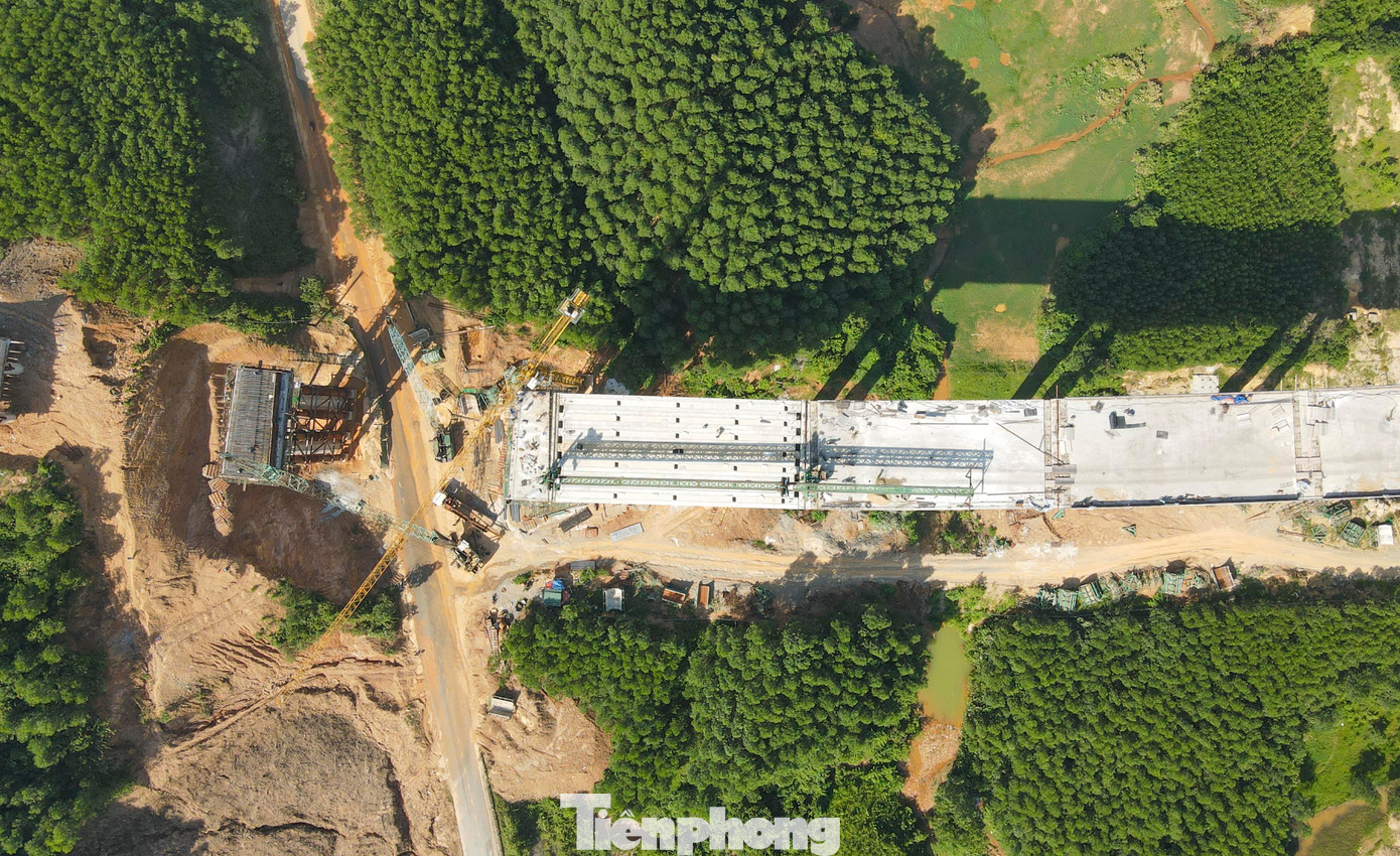 Dọc theo tuyến cao tốc, nhiều cầu cạn quy mô lớn đã được xây dựng. Điển hình là cầu số 1, nằm trên địa bàn xã Kỳ Hoa (thị xã Kỳ Anh), với tổng giá trị đầu tư khoảng 300 tỷ đồng. Cây cầu dài gần 1km này nối liền hai quả đồi, bắc qua một thung lũng có địa hình lòng chảo hiểm trở. Dọc theo tuyến cao tốc, nhiều cầu cạn quy mô lớn đã được xây dựng. Điển hình là cầu số 1, nằm trên địa bàn xã Kỳ Hoa (thị xã Kỳ Anh), với tổng giá trị đầu tư khoảng 300 tỷ đồng. Cây cầu dài gần 1km này nối liền hai quả đồi, bắc qua một thung lũng có địa hình lòng chảo hiểm trở.