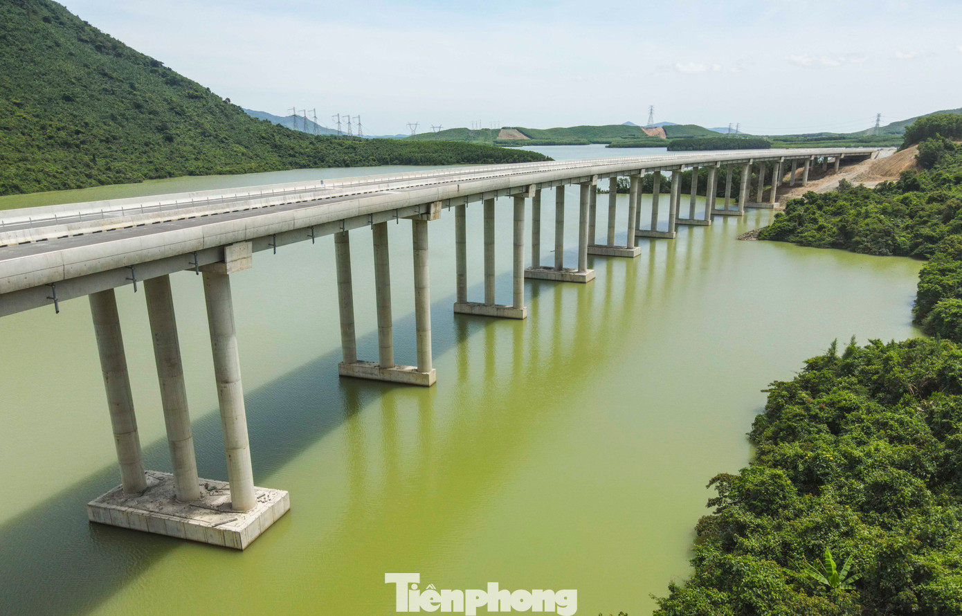 Cầu số 2 và số 3, với tổng chiều dài hơn 1km qua hồ Kim Sơn, đã hoàn thành việc rải thảm nhựa và đang được các đơn vị thi công khẩn trương lắp đặt dải phân cách cứng, sơn kẻ vạch để chuẩn bị cho việc đưa vào khai thác. Cầu số 2 và số 3, với tổng chiều dài hơn 1km qua hồ Kim Sơn, đã hoàn thành việc rải thảm nhựa và đang được các đơn vị thi công khẩn trương lắp đặt dải phân cách cứng, sơn kẻ vạch để chuẩn bị cho việc đưa vào khai thác.