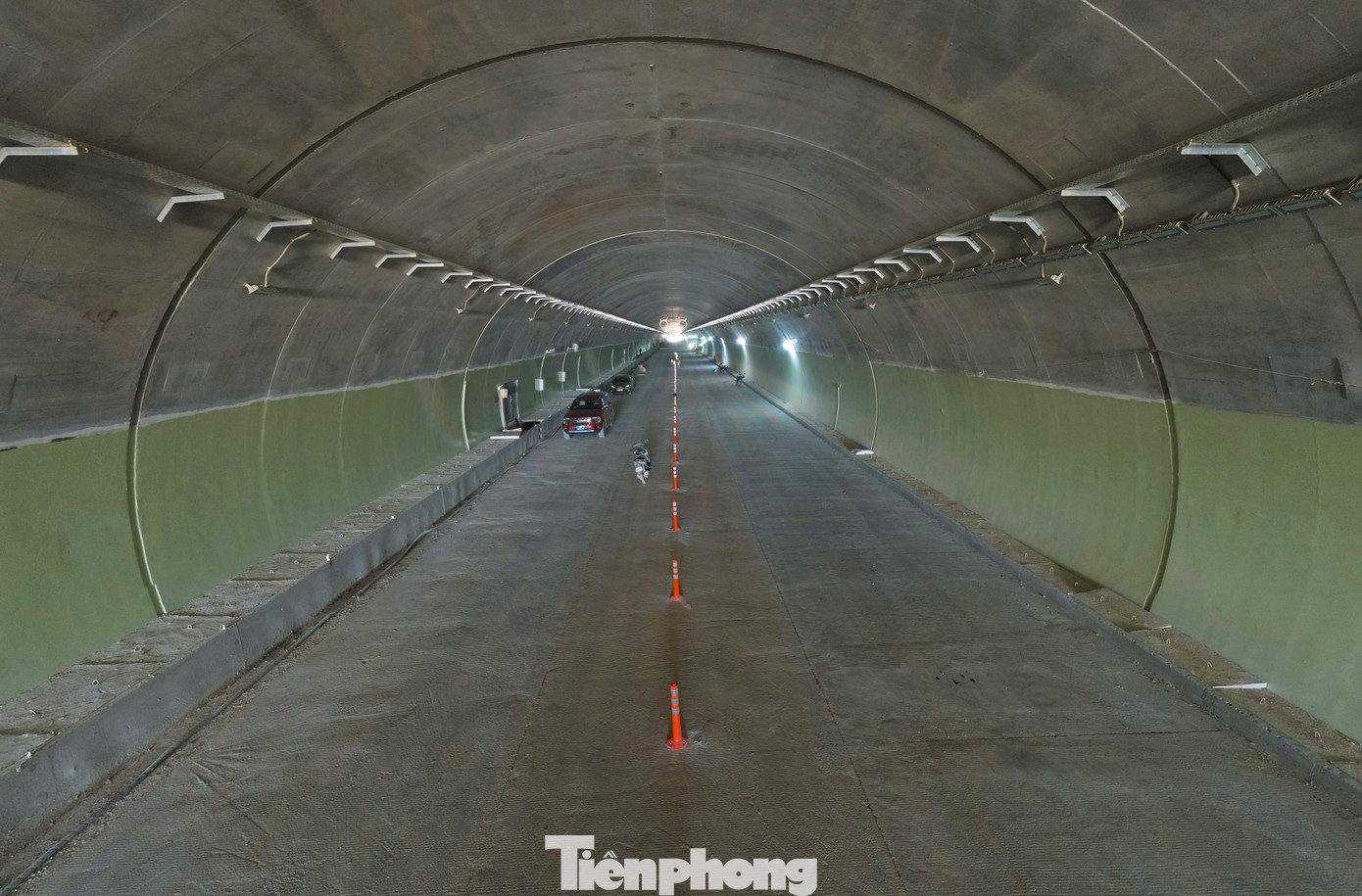 Hầm có thiết kế 2 ống hầm với hầm trái dài 716 m, hầm phải dài 840 m, chiều rộng mỗi hầm 15 m, cao 8 m. Hầm có thiết kế 2 ống hầm với hầm trái dài 716 m, hầm phải dài 840 m, chiều rộng mỗi hầm 15 m, cao 8 m.