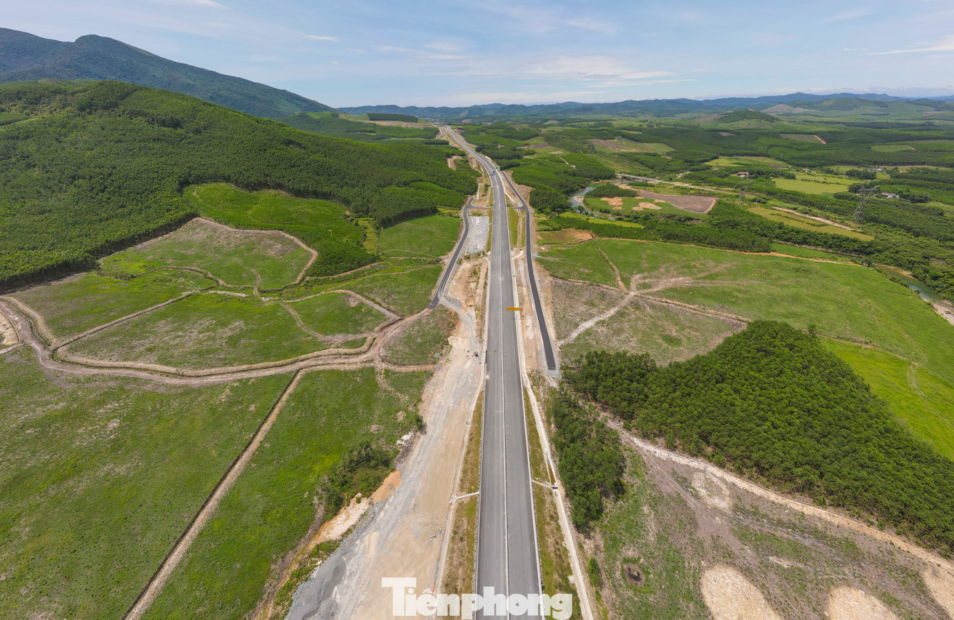 Hiện tại, tuyến cao tốc Vũng Áng - Bùng đang dần hoàn thiện, nhiều đoạn đã được lắp đặt lan can, hộ lan, sơn kẻ vạch và biển báo giao thông. Khi đi vào khai thác, tuyến đường này sẽ góp phần đáng kể vào việc rút ngắn thời gian di chuyển giữa Quảng Bình và các tỉnh phía Bắc, thúc đẩy phát triển kinh tế - xã hội khu vực. Trong hình là một vị trí cao tốc Vũng Áng – Bùng qua tỉnh Quảng Bình đã cơ bản hoàn thiện. Hiện tại, tuyến cao tốc Vũng Áng - Bùng đang dần hoàn thiện, nhiều đoạn đã được lắp đặt lan can, hộ lan, sơn kẻ vạch và biển báo giao thông. Khi đi vào khai thác, tuyến đường này sẽ góp phần đáng kể vào việc rút ngắn thời gian di chuyển giữa Quảng Bình và các tỉnh phía Bắc, thúc đẩy phát triển kinh tế - xã hội khu vực. Trong hình là một vị trí cao tốc Vũng Áng – Bùng qua tỉnh Quảng Bình đã cơ bản hoàn thiện.