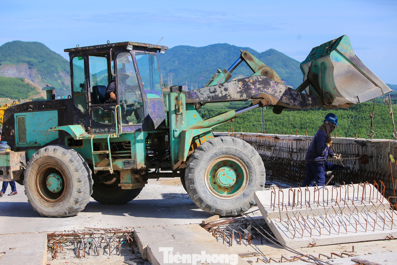 Công nhân thi công tại dự án cao tốc Vũng Áng - Bùng đang cố gắng vượt qua thời tiết khắc nghiệt. Trong ảnh là công trường cầu số 1 đang thi công, nỗ lực về đích đúng hẹn.