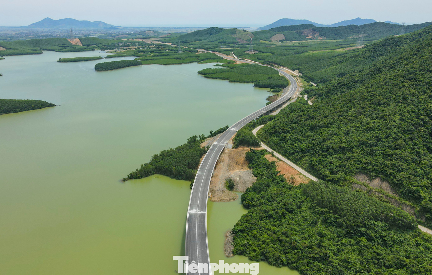 Đoạn tuyến cao tốc này có khung cảnh hùng vĩ khi một bên là dãy núi cao, một bên là lòng hồ trong xanh, tạo nên vẻ đẹp độc đáo. Đoạn tuyến cao tốc này có khung cảnh hùng vĩ khi một bên là dãy núi cao, một bên là lòng hồ trong xanh, tạo nên vẻ đẹp độc đáo.