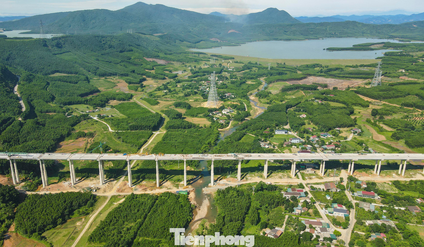 Dọc theo tuyến cao tốc, nhiều cầu cạn quy mô lớn đã được xây dựng. Điển hình là cầu số 1, nằm trên địa bàn xã Kỳ Hoa (thị xã Kỳ Anh), với tổng giá trị đầu tư khoảng 300 tỷ đồng. Cây cầu dài gần 1km này nối liền hai quả đồi, bắc qua một thung lũng có địa hình lòng chảo hiểm trở. Dọc theo tuyến cao tốc, nhiều cầu cạn quy mô lớn đã được xây dựng. Điển hình là cầu số 1, nằm trên địa bàn xã Kỳ Hoa (thị xã Kỳ Anh), với tổng giá trị đầu tư khoảng 300 tỷ đồng. Cây cầu dài gần 1km này nối liền hai quả đồi, bắc qua một thung lũng có địa hình lòng chảo hiểm trở.