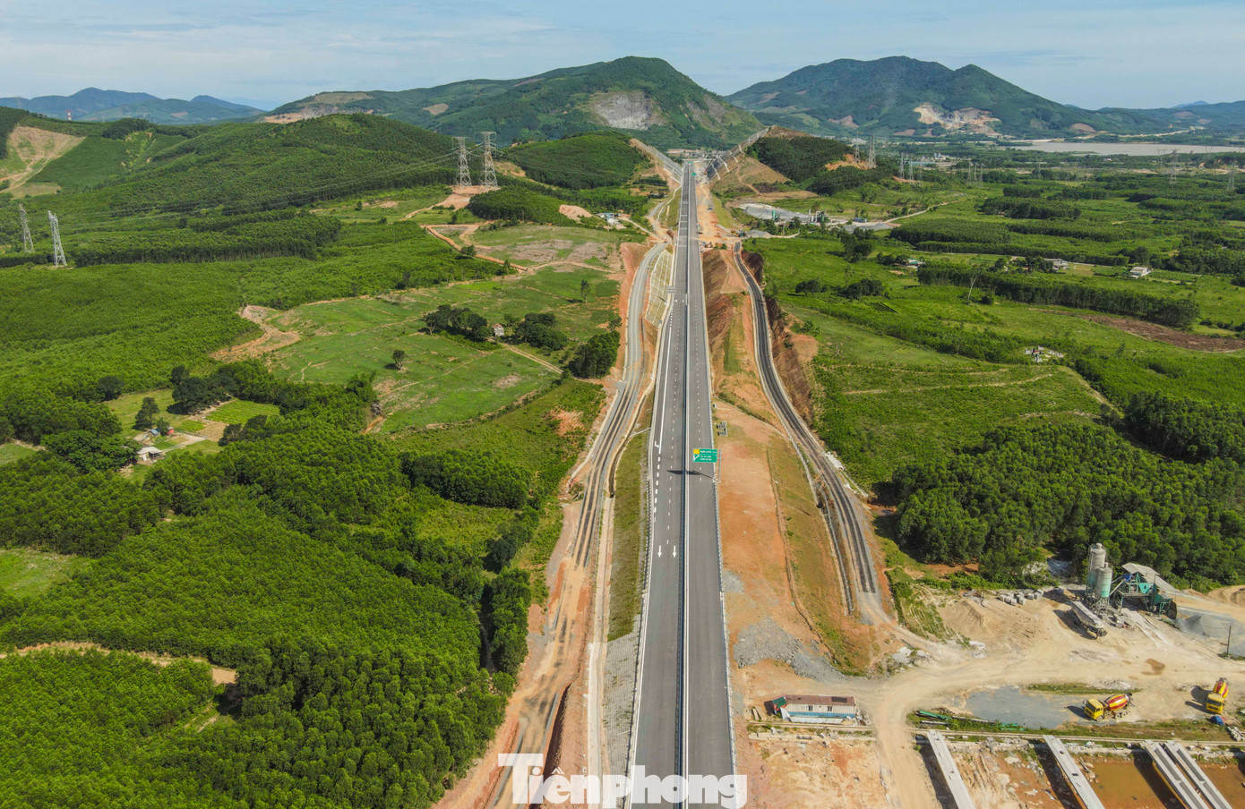 Cao tốc Vũng Áng - Bùng, một phần quan trọng của dự án cao tốc Bắc - Nam phía Đông, được khởi công vào tháng 1/2023 với tổng mức đầu tư hơn 12.500 tỷ đồng. Dự án do Ban Quản lý dự án 6 (thuộc Bộ Giao thông vận tải, nay là Bộ Xây dựng) làm chủ đầu tư, có điểm đầu tại nút giao xã Kỳ Tân, huyện Kỳ Anh, tỉnh Hà Tĩnh, kết nối trực tiếp với cao tốc Hàm Nghi - Vũng Áng. Cao tốc Vũng Áng - Bùng, một phần quan trọng của dự án cao tốc Bắc - Nam phía Đông, được khởi công vào tháng 1/2023 với tổng mức đầu tư hơn 12.500 tỷ đồng. Dự án do Ban Quản lý dự án 6 (thuộc Bộ Giao thông vận tải, nay là Bộ Xây dựng) làm chủ đầu tư, có điểm đầu tại nút giao xã Kỳ Tân, huyện Kỳ Anh, tỉnh Hà Tĩnh, kết nối trực tiếp với cao tốc Hàm Nghi - Vũng Áng.