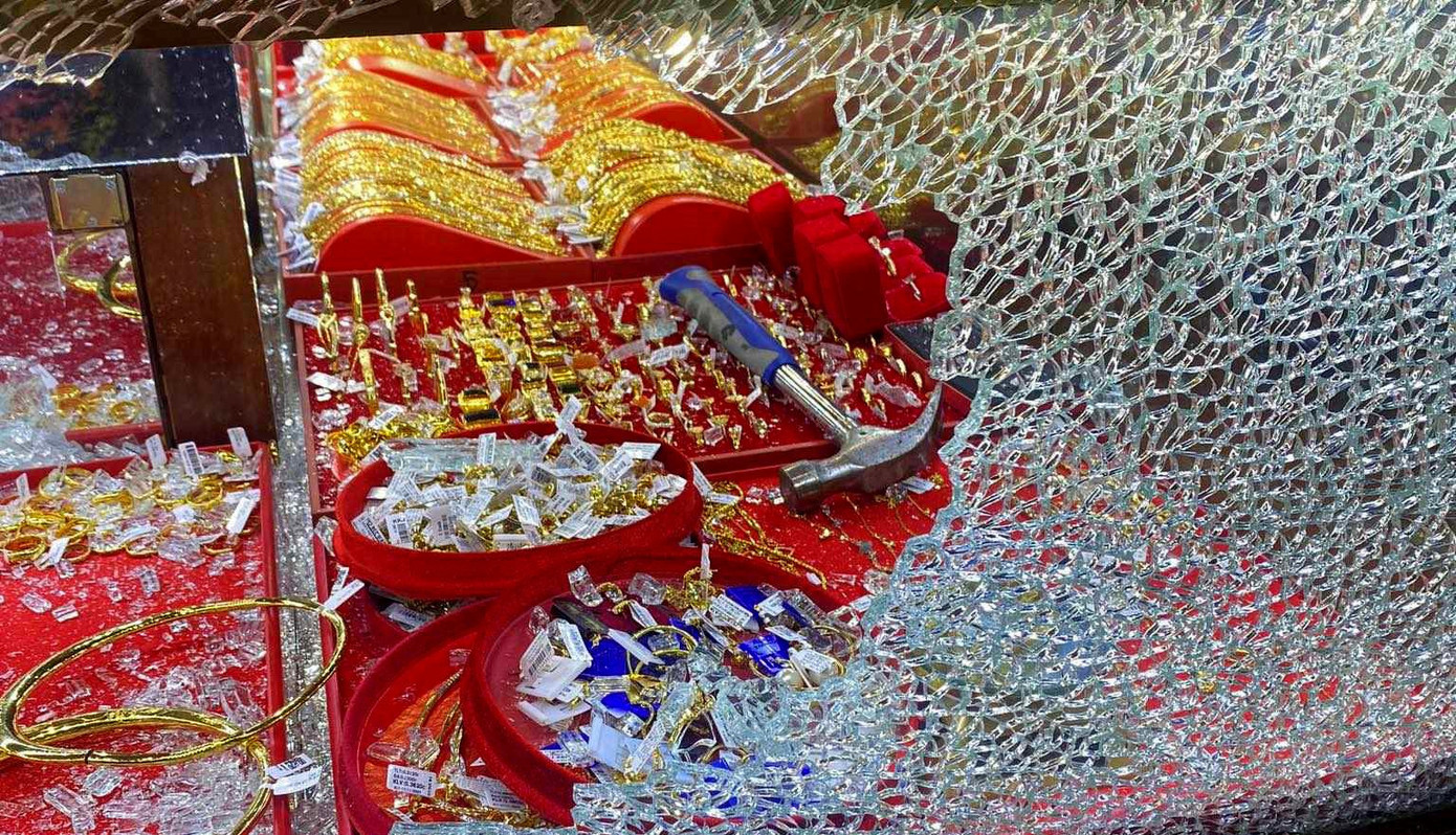 Kẻ bịt mặt đập vỡ tủ kính và cướp nhiều tài sản giá trị rồi bỏ chạy. Kẻ bịt mặt đập vỡ tủ kính và cướp nhiều tài sản giá trị rồi bỏ chạy.