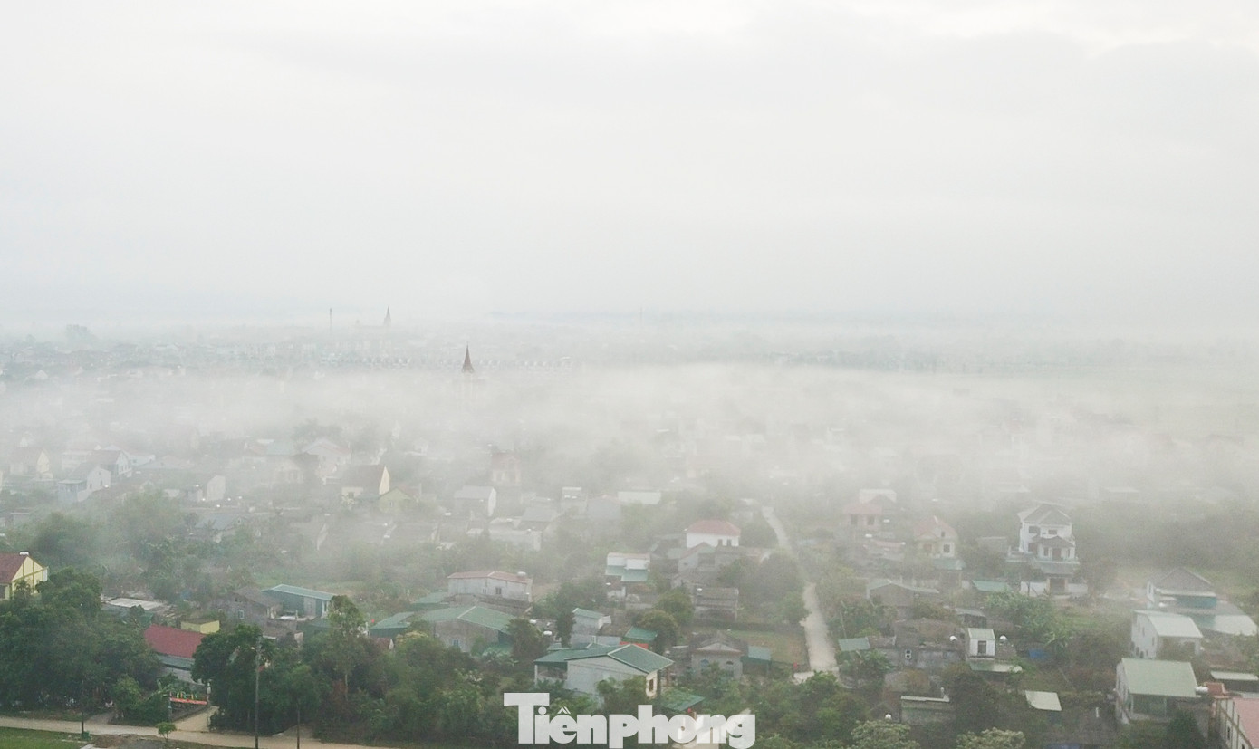 Sáng 21/1, nhiều khu vực tại Hà Tĩnh bị sương mù bao phủ dày đặc, kéo dài đến gần trưa.