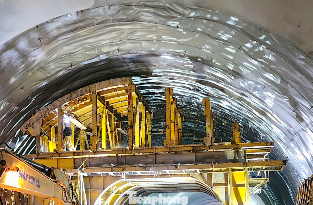 Trước khi đổ bê tông, vỏ hầm đã được lót bạt, buộc sắt thép và kiểm tra cẩn thận, đảm bảo các yêu cầu mới thi công. Trước khi đổ bê tông, vỏ hầm đã được lót bạt, buộc sắt thép và kiểm tra cẩn thận, đảm bảo các yêu cầu mới thi công.