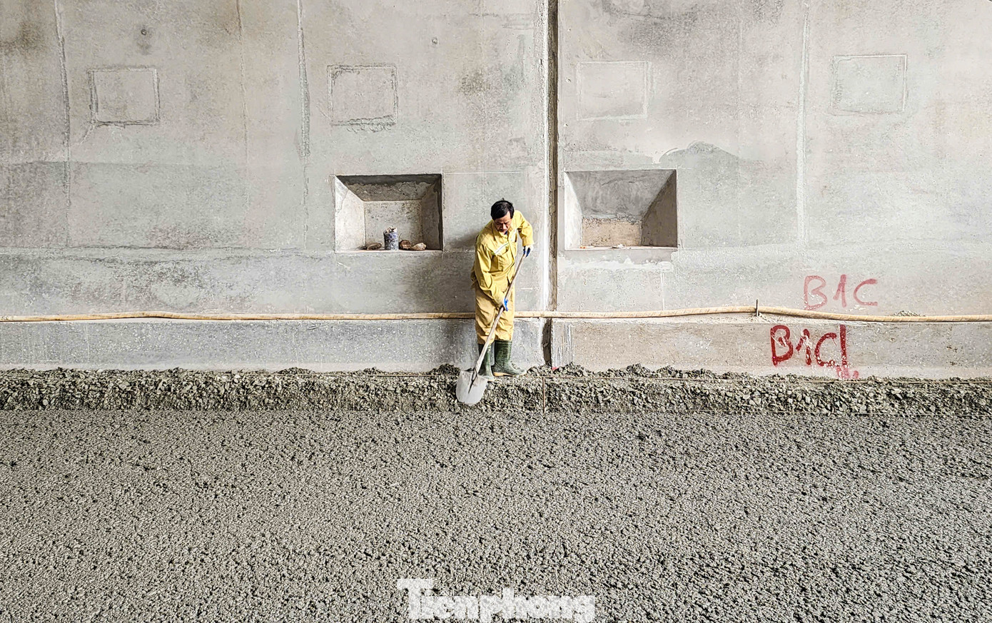 Hiện nhà thầu thực hiện dự án hầm Đèo Bụt triển khai việc thảm lớp cấp phối đá dăm gia cố xi măng cho phần mặt đường. Theo thiết kế, mặt đường hầm Đèo Bụt sẽ được thi công 2 lớp cấp phối đá dăm gia cố xi măng trước khi thảm lớp bê tông dày 28 cm để hoàn thiện. Hiện nhà thầu thực hiện dự án hầm Đèo Bụt triển khai việc thảm lớp cấp phối đá dăm gia cố xi măng cho phần mặt đường. Theo thiết kế, mặt đường hầm Đèo Bụt sẽ được thi công 2 lớp cấp phối đá dăm gia cố xi măng trước khi thảm lớp bê tông dày 28 cm để hoàn thiện.