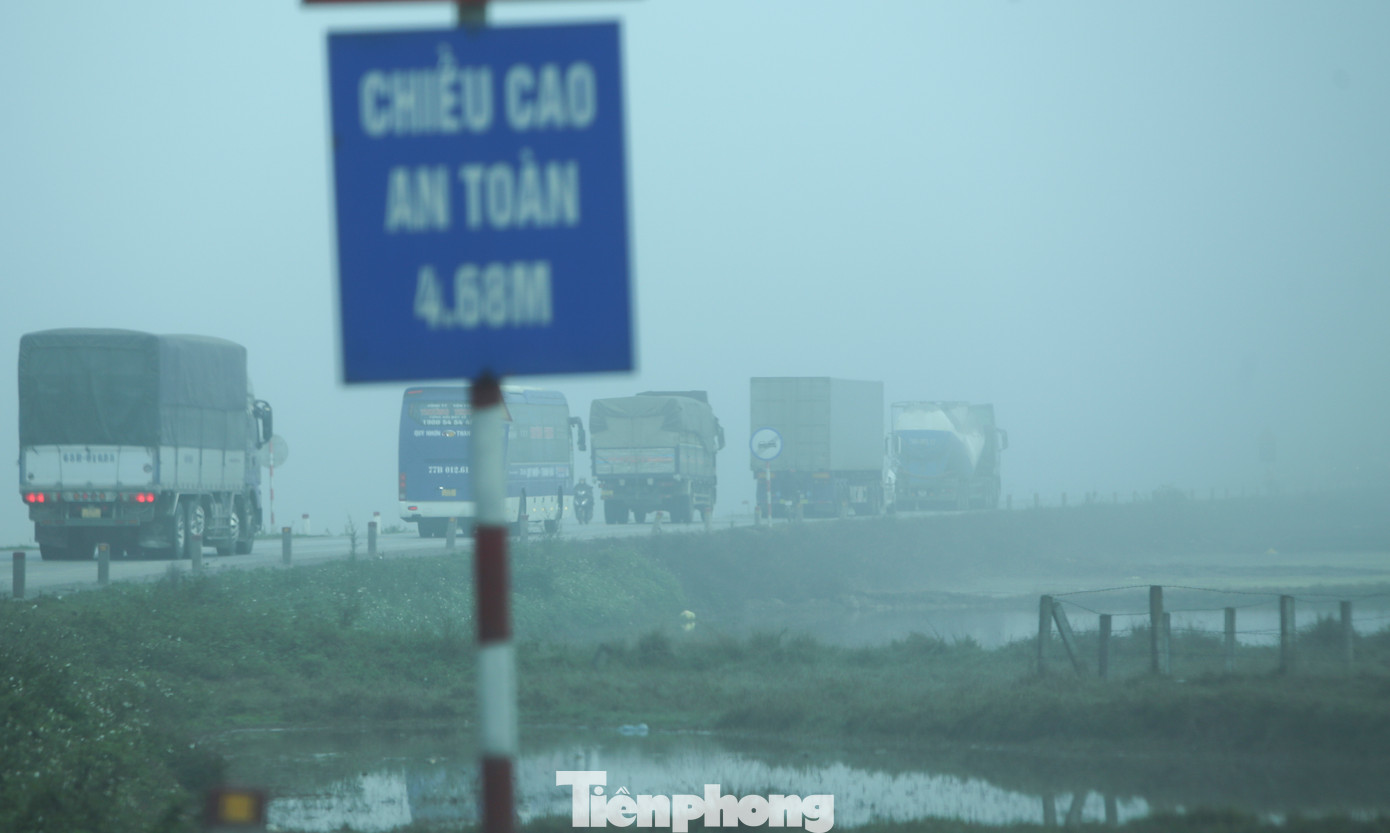 “Sương mù dày đặc quá, tôi phải bật đèn và đi chậm để đảm bảo an toàn. Hai ngày qua, sương mù dày khiến công việc vận chuyển hàng hóa về các chợ gặp khó”, anh Chinh (35 tuổi) cho hay. Trong hình, cảnh giao thông gặp khó khi sương mù dày.