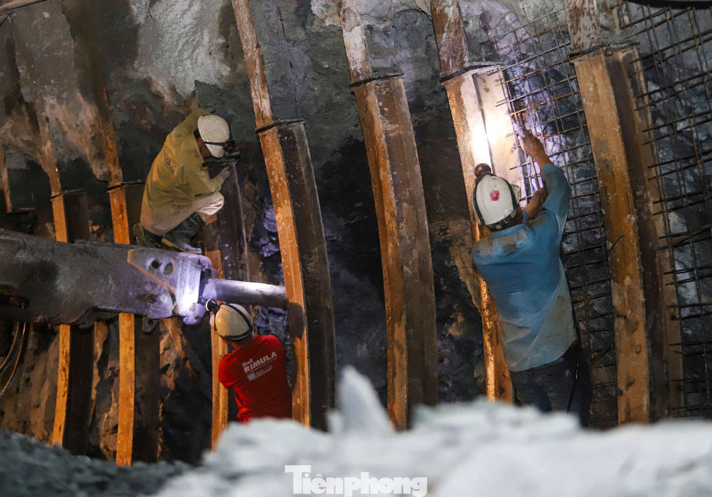 Sau 20 tháng thi công, hầm đường bộ duy nhất trên tuyến cao tốc qua Hà Tĩnh với kết cấu địa chất được đánh giá phức tạp đã dần hoàn thiện. Ban Quản lý dự án 6 (chủ đầu tư dự án), cho biết hầm Đèo Bụt có thể thông xe kỹ thuật vào dịp 30/4 như cam kết với Bộ GTVT và Chính phủ. Sau 20 tháng thi công, hầm đường bộ duy nhất trên tuyến cao tốc qua Hà Tĩnh với kết cấu địa chất được đánh giá phức tạp đã dần hoàn thiện. Ban Quản lý dự án 6 (chủ đầu tư dự án), cho biết hầm Đèo Bụt có thể thông xe kỹ thuật vào dịp 30/4 như cam kết với Bộ GTVT và Chính phủ.