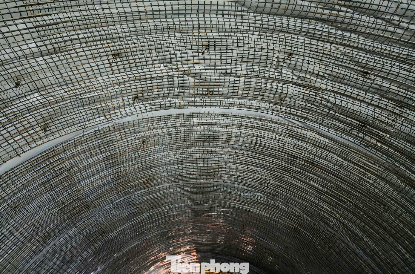 Với các đoạn đã hoàn thành đổ bê tông vỏ hầm, thảm cấp phối đá dăm, nhà thầu cũng triển khai thi công hoàn thiện hạ tầng kỹ thuật như hộp cứu hỏa, lan can bộ hành, hộp kỹ thuật, đèn chiếu sáng, hệ thống thông gió, hệ thống PCCC... Với các đoạn đã hoàn thành đổ bê tông vỏ hầm, thảm cấp phối đá dăm, nhà thầu cũng triển khai thi công hoàn thiện hạ tầng kỹ thuật như hộp cứu hỏa, lan can bộ hành, hộp kỹ thuật, đèn chiếu sáng, hệ thống thông gió, hệ thống PCCC...