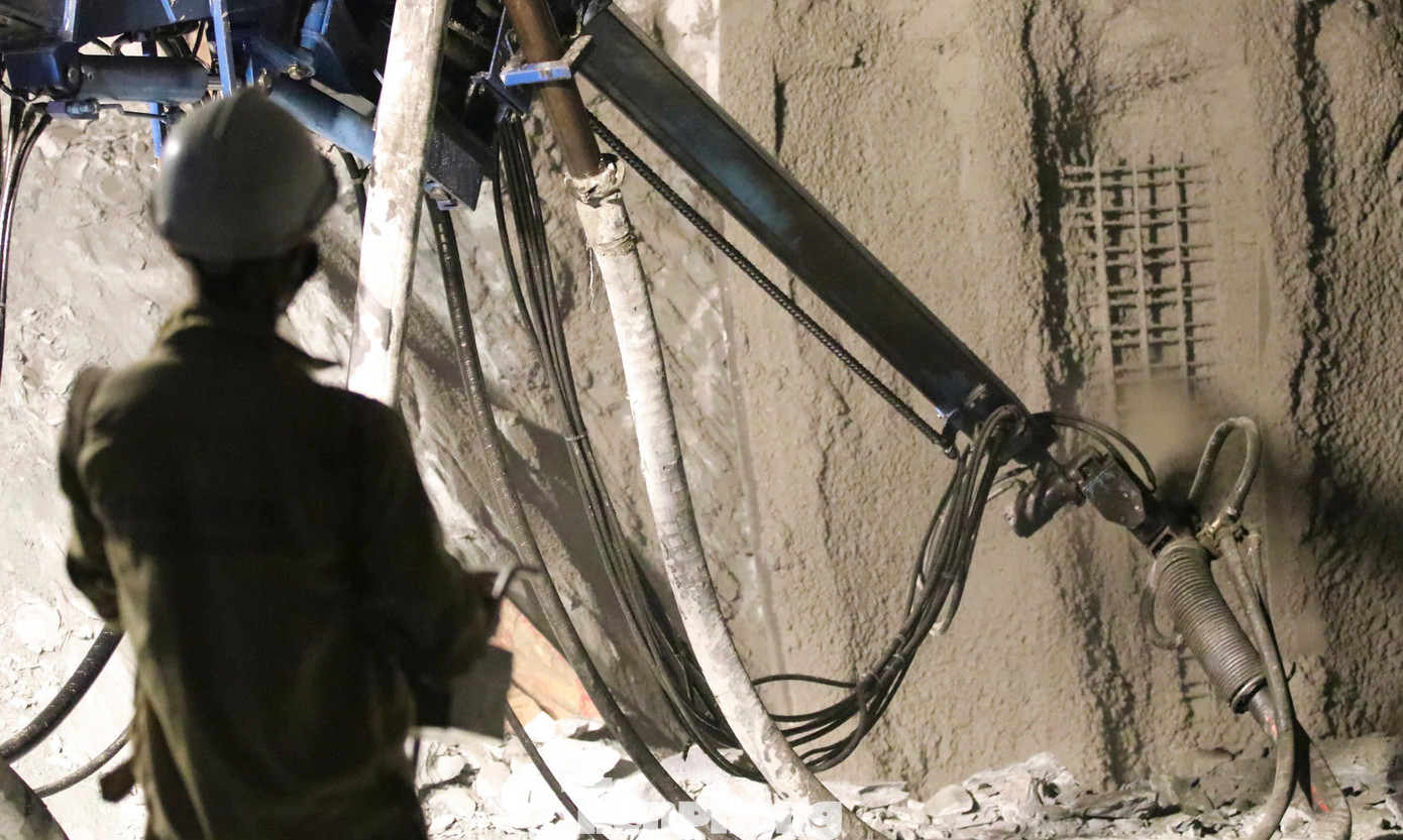 Sau 20 tháng thi công, hầm đường bộ duy nhất trên tuyến cao tốc qua Hà Tĩnh với kết cấu địa chất được đánh giá phức tạp đã dần hoàn thiện. Ban Quản lý dự án 6 (chủ đầu tư dự án), cho biết hầm Đèo Bụt có thể thông xe kỹ thuật vào dịp 30/4 như cam kết với Bộ GTVT và Chính phủ. Sau 20 tháng thi công, hầm đường bộ duy nhất trên tuyến cao tốc qua Hà Tĩnh với kết cấu địa chất được đánh giá phức tạp đã dần hoàn thiện. Ban Quản lý dự án 6 (chủ đầu tư dự án), cho biết hầm Đèo Bụt có thể thông xe kỹ thuật vào dịp 30/4 như cam kết với Bộ GTVT và Chính phủ.